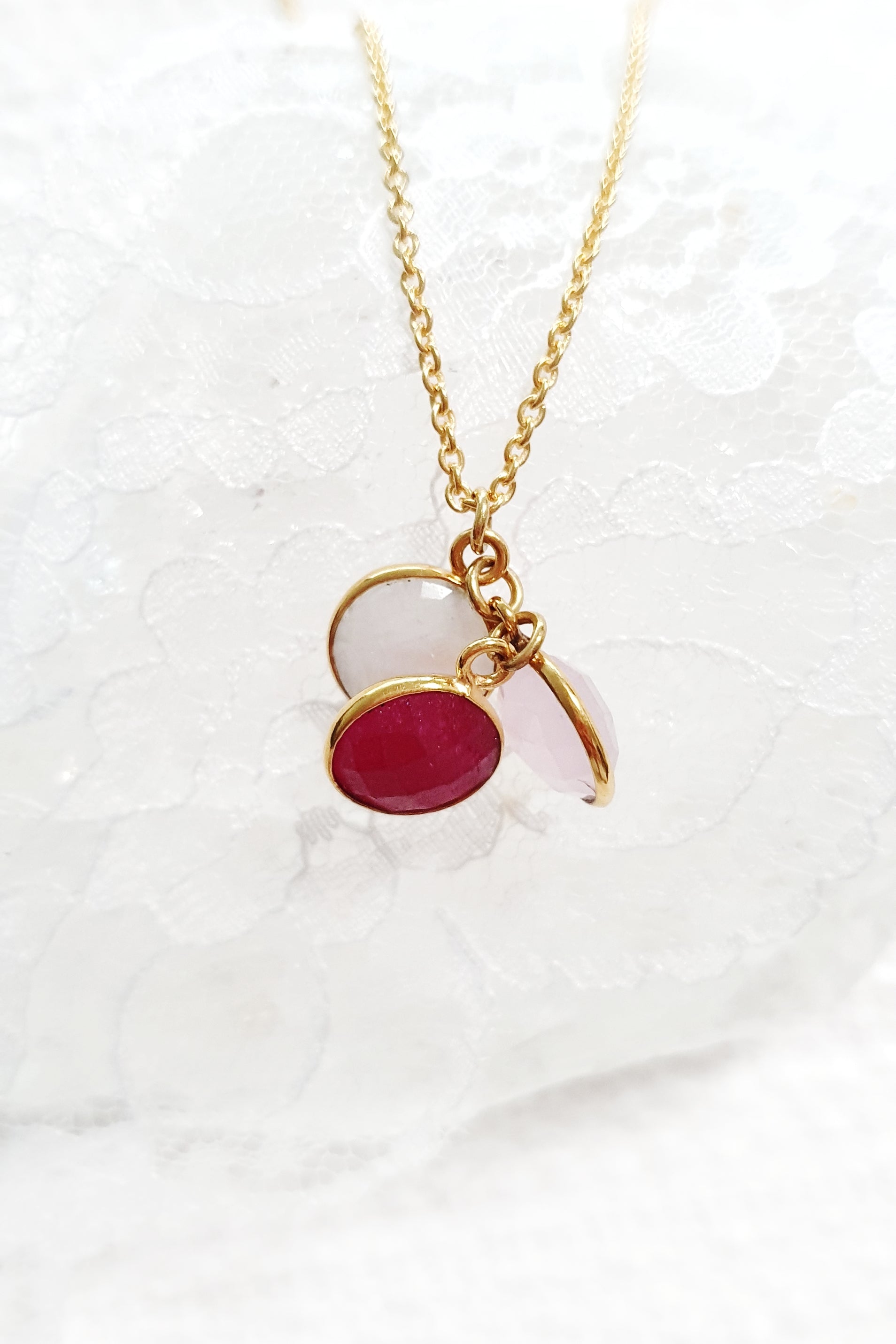 Anhänger Kette, golden pendant necklace with gemstones, vergoldete Halskette mit Edelsteinanhänger mit rotem Granat Edelstein rosa Chalcedony und weissem Mondstein