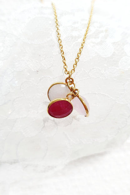 Anhänger Kette, golden pendant necklace with gemstones, vergoldete Halskette mit Edelsteinanhänger mit rotem Granat Edelstein rosa Chalcedony und weissem Mondstein