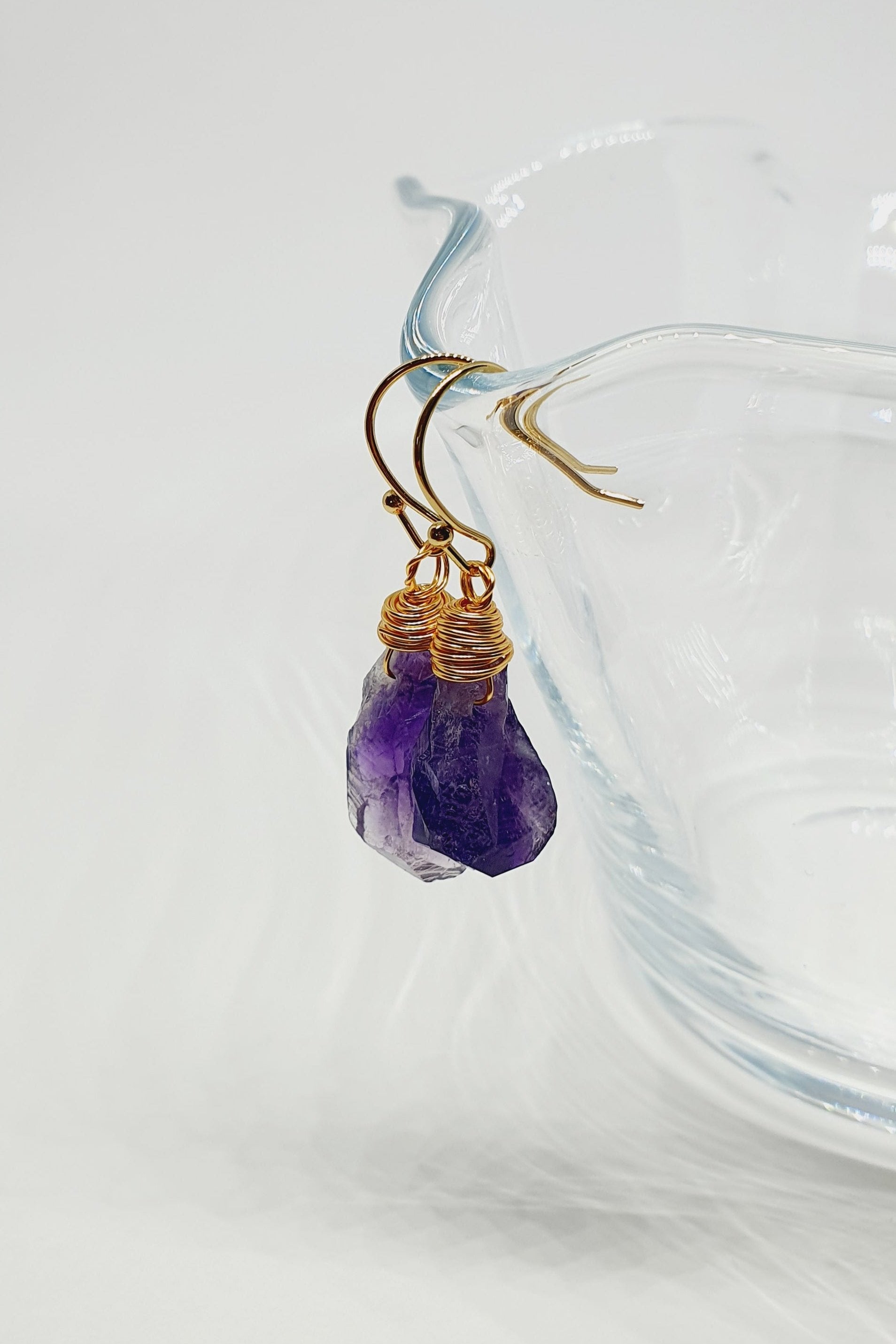 Natur Amethyst Ohrringe, Natural Amethyst Earrings, Amethyst Hängeohrringe, Amethyst Ohrringe, goldene Ohrringe mit Edelstein Amethyst, golden wire wrapped raw cut Amethyst dangle earrings Amethyst Rohstein Ohrhänger drahtumwickelte Ohrringe mit Amethyst Stein