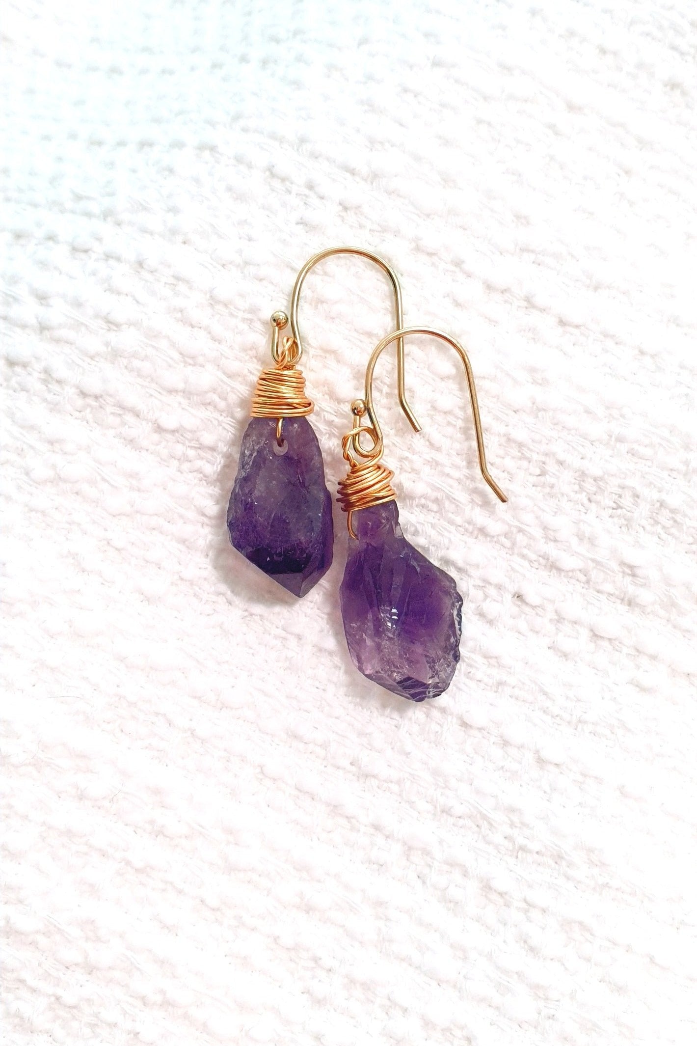 Natur Amethyst Ohrringe, Natural Amethyst Earrings, Amethyst Hängeohrringe, Amethyst Ohrringe, goldene Ohrringe mit Edelstein Amethyst, golden wire wrapped raw cut Amethyst dangle earrings Amethyst Rohstein Ohrhänger drahtumwickelte Ohrringe mit Amethyst Stein