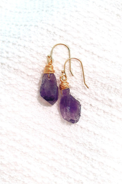 Natur Amethyst Ohrringe, Natural Amethyst Earrings, Amethyst Hängeohrringe, Amethyst Ohrringe, goldene Ohrringe mit Edelstein Amethyst, golden wire wrapped raw cut Amethyst dangle earrings Amethyst Rohstein Ohrhänger drahtumwickelte Ohrringe mit Amethyst Stein