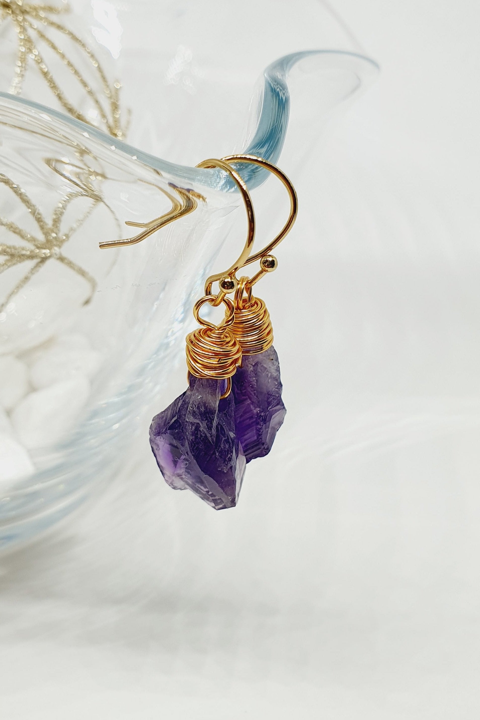 Natur Amethyst Ohrringe, Natural Amethyst Earrings, Amethyst Hängeohrringe, Amethyst Ohrringe, goldene Ohrringe mit Edelstein Amethyst, golden wire wrapped raw cut Amethyst dangle earrings Amethyst Rohstein Ohrhänger drahtumwickelte Ohrringe mit Amethyst Stein