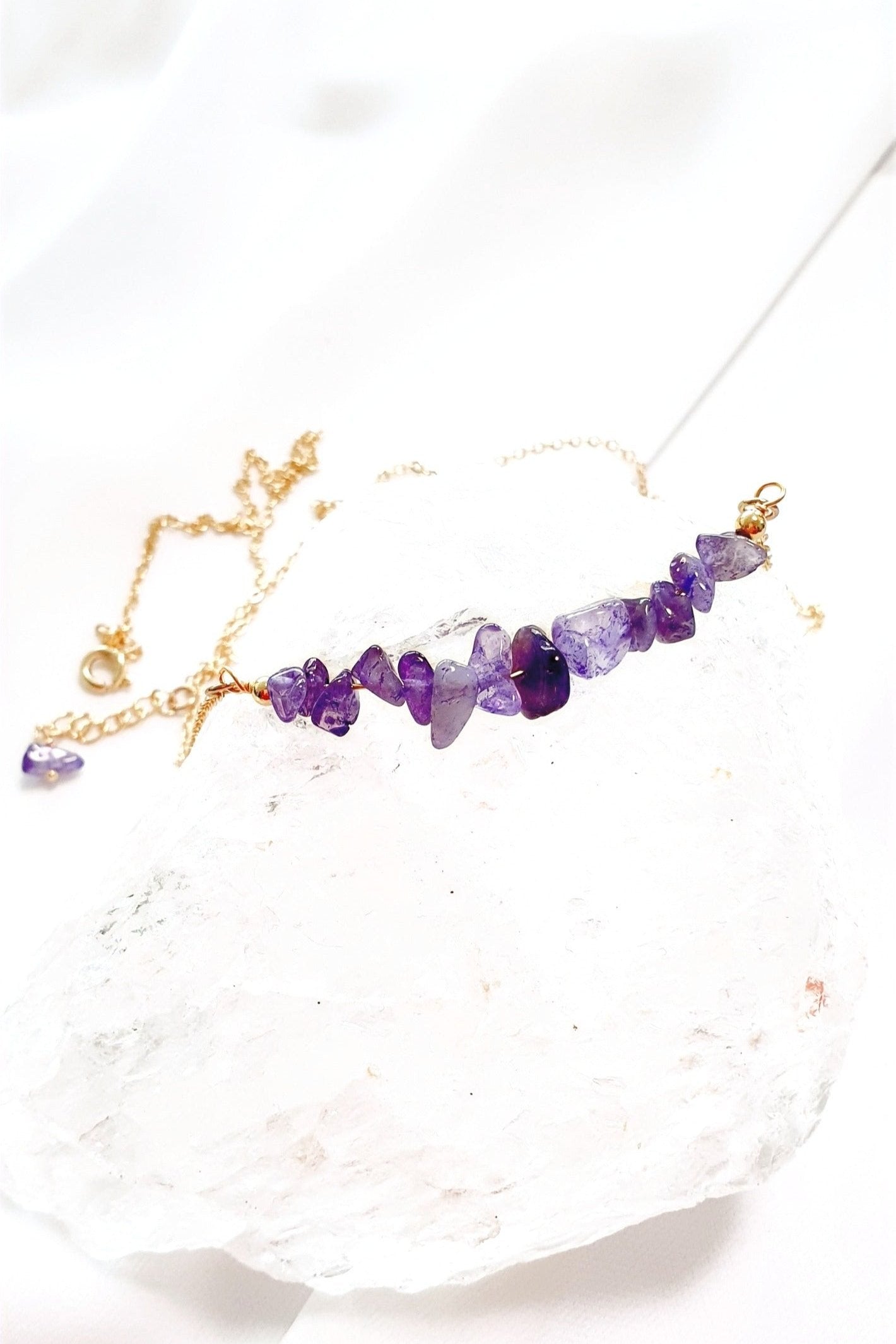 Amethyst Halskette, Goldene Amethyst Kette. lila Edelstein Halskette mit Amethyst Chipsreihe lila Amethyst Edelstein Halskette vergoldet elegante zierliche Halskette