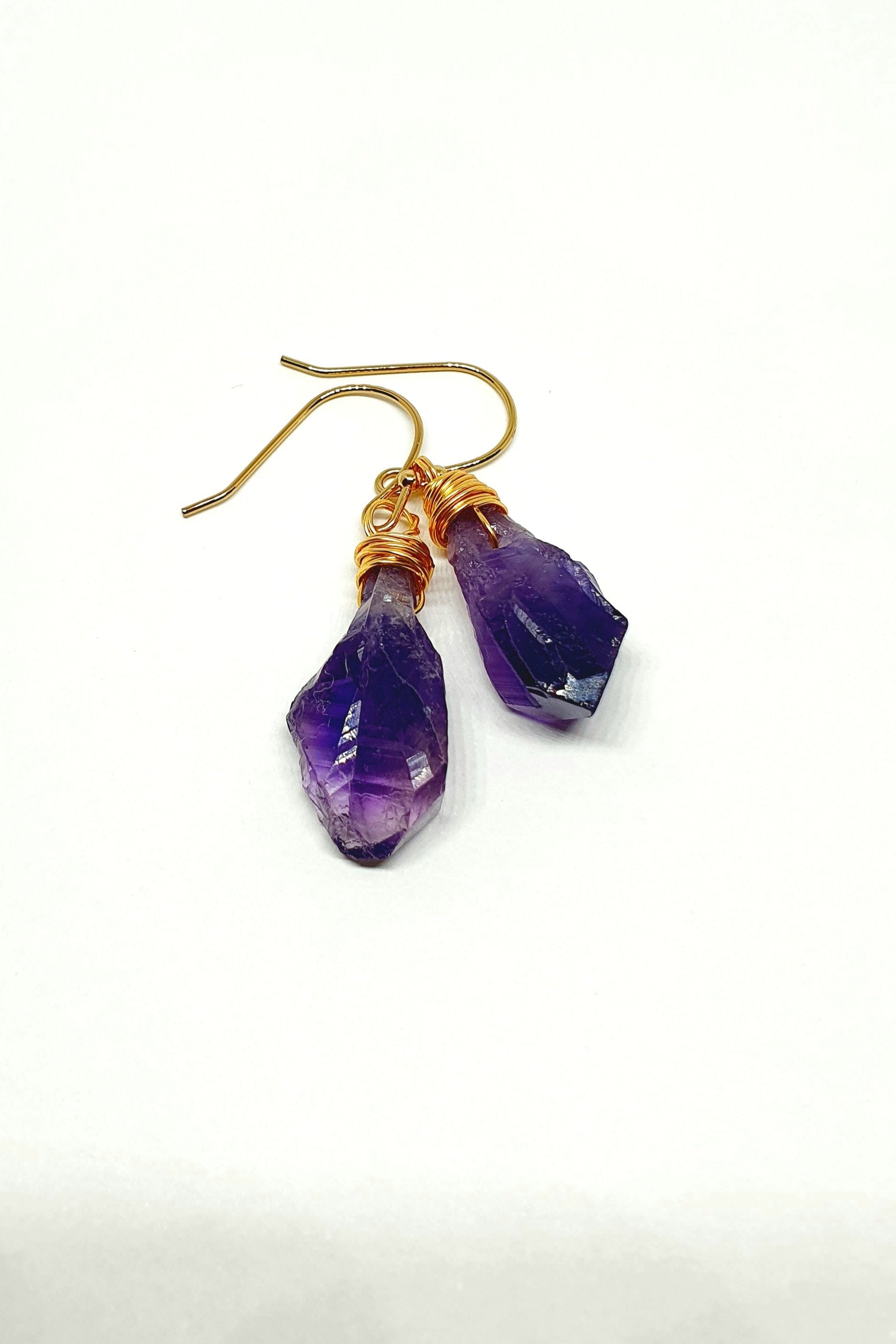 Natur Amethyst Ohrringe, Natural Amethyst Earrings, Amethyst Hängeohrringe, Amethyst Ohrringe, goldene Ohrringe mit Edelstein Amethyst, golden wire wrapped raw cut Amethyst dangle earrings Amethyst Rohstein Ohrhänger drahtumwickelte Ohrringe mit Amethyst Stein