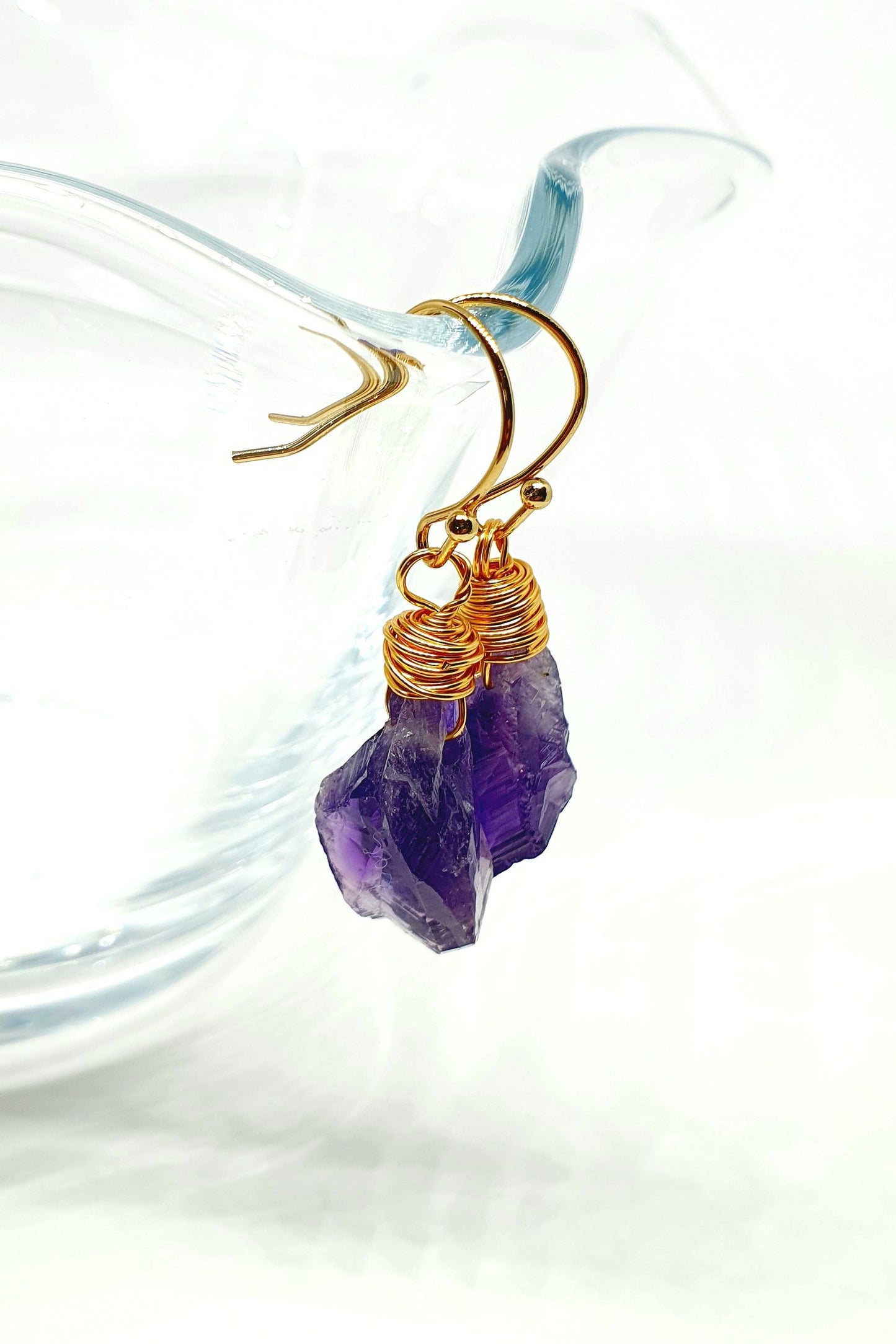 Natur Amethyst Ohrringe, Natural Amethyst Earrings, Amethyst Hängeohrringe, Amethyst Ohrringe, goldene Ohrringe mit Edelstein Amethyst, golden wire wrapped raw cut Amethyst dangle earrings Amethyst Rohstein Ohrhänger drahtumwickelte Ohrringe mit Amethyst Stein