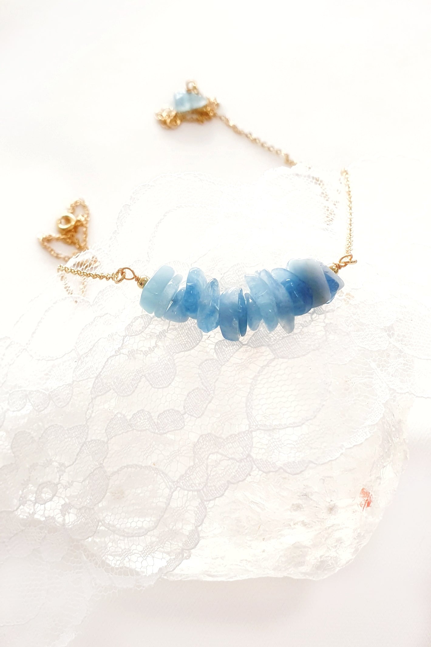 Aquamarin Halskette, Aquamarin Kette, Aquamarine Necklace, hellblaue Aquamarin Edelsteinhalskette vergoldete Halskette mit uneben geschliffener Steinreihe Aquamarin blau