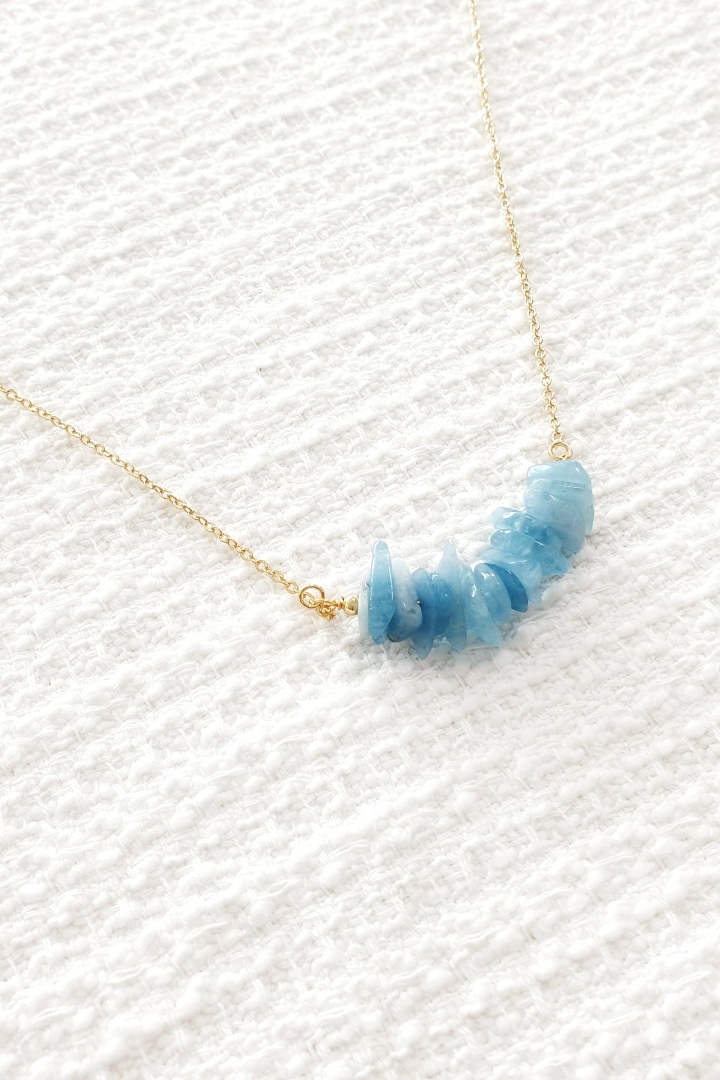 Aquamarin Halskette, Aquamarin Kette, Aquamarine Necklace, hellblaue Aquamarin Edelsteinhalskette vergoldete Halskette mit uneben geschliffener Steinreihe Aquamarin blau