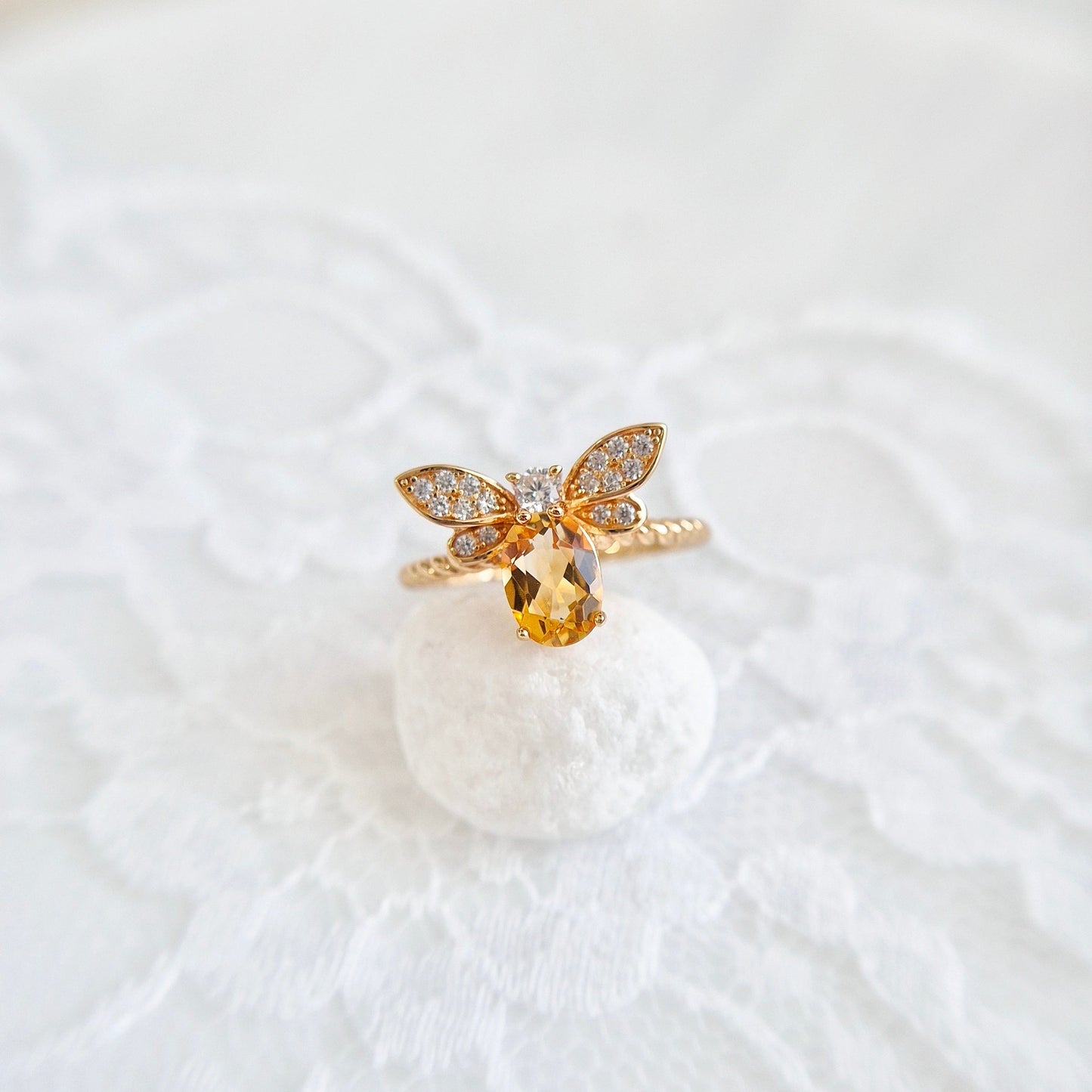 Bienen Ring, Bee Ring, Citrin Ring, Citrine Ring, silver ringgold-plated, silber Ring vergoldet, Schmuck, Ring, Fingerring, Damenring, jewelry, jewellery, ring, bague, anello, goldener Ring, tier Ring, insekt schmuck, Bienen Schmuck, bee jewelry, schmuck für sie, gift for her, birthday gift, jewelry present, pave setting, adjustable ring, verstellbar
