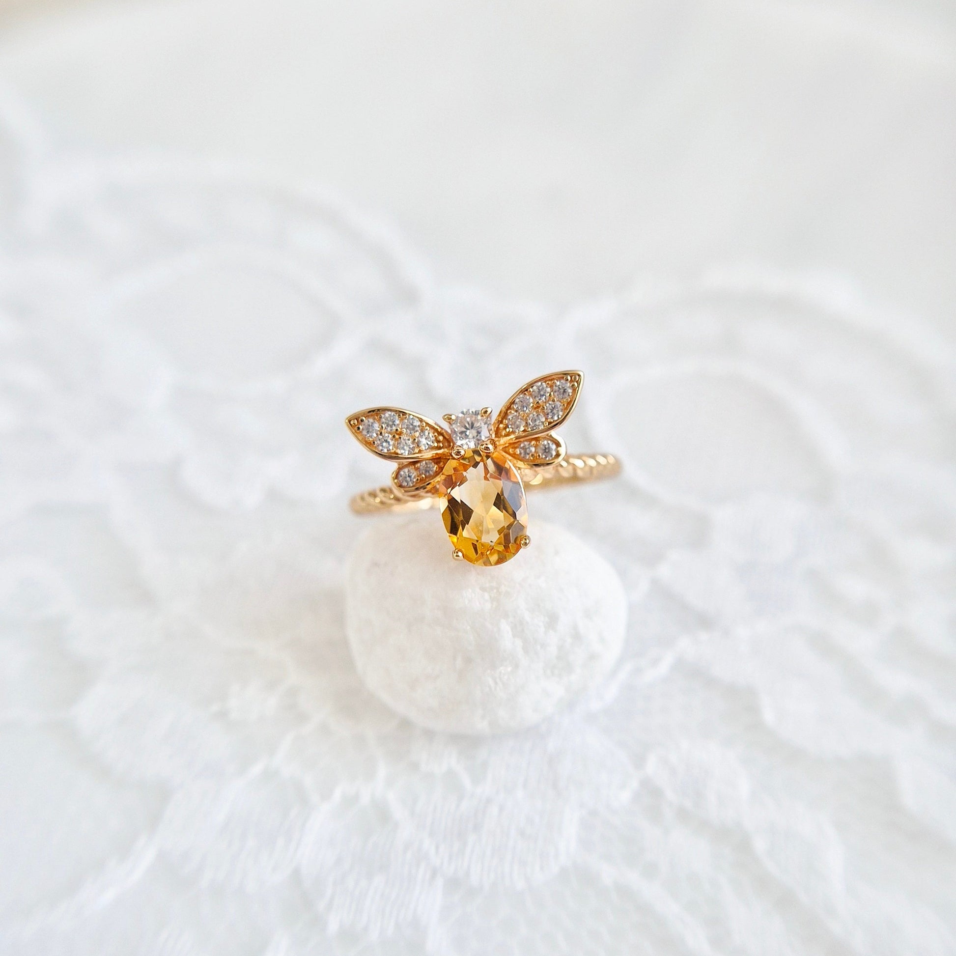 Bienen Ring, Bee Ring, Citrin Ring, Citrine Ring, silver ringgold-plated, silber Ring vergoldet, Schmuck, Ring, Fingerring, Damenring, jewelry, jewellery, ring, bague, anello, goldener Ring, tier Ring, insekt schmuck, Bienen Schmuck, bee jewelry, schmuck für sie, gift for her, birthday gift, jewelry present, pave setting, adjustable ring, verstellbar
