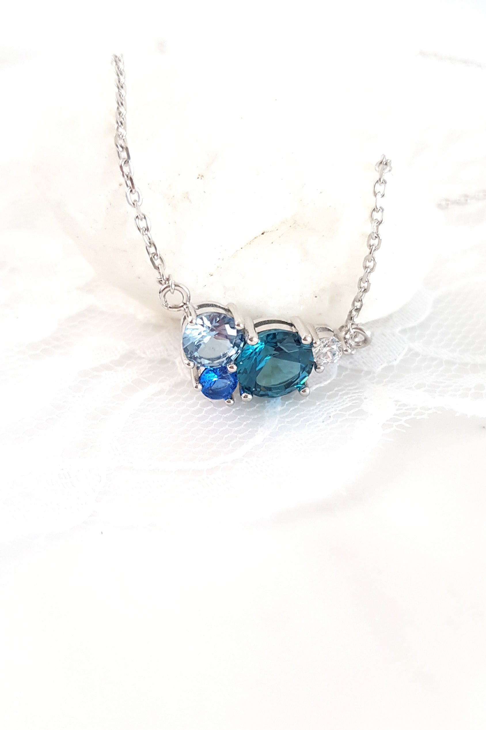 Blau Topas Kette, London Blue Topaz Necklace, Silber Halskette mit Blautopas, Aquamarin und blauem Saphir Edelstein, Edelstein Kette Silber
