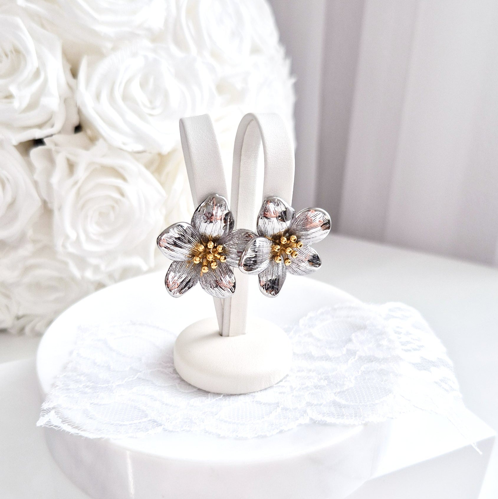 Blumen Ohrringe, flower earrings, boucles d'oreilles, orecchini, Silber Ohrringe im Blumendesign auf weissem Hintergrund