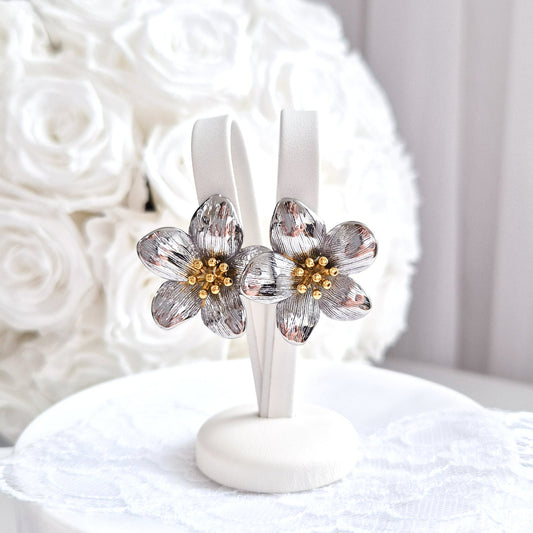 Blumen Ohrringe, flower earrings, boucles d'oreilles, orecchini, Silber Ohrringe im Blumendesign auf weissem Hintergrund