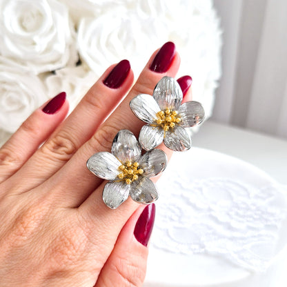 Blumen Ohrringe, flower earrings, boucles d'oreilles, orecchini, Silber Ohrringe im Blumendesign auf weissem Hintergrund