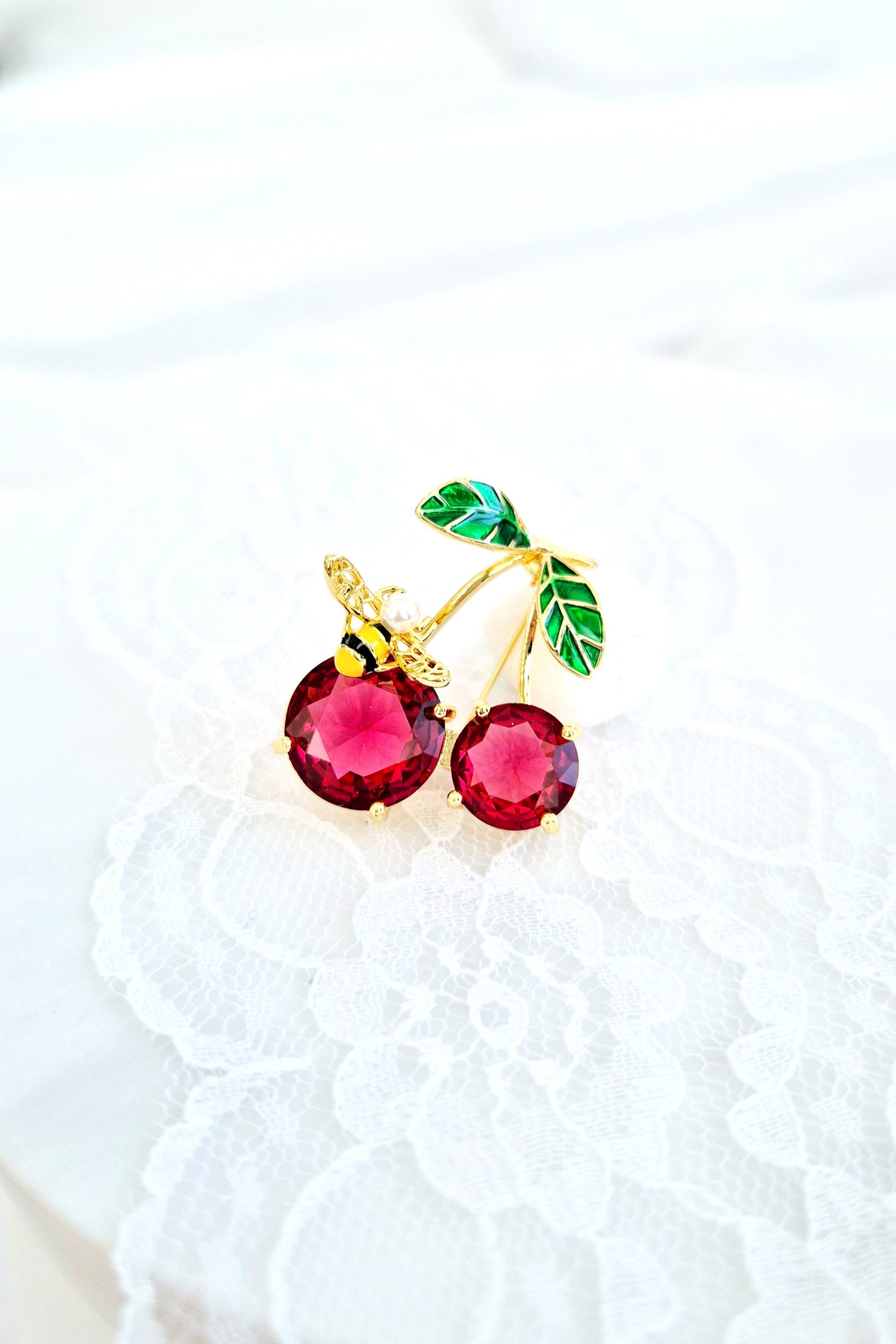 Brosche Kirsche, Kirschen Brosche, Cherry Brooch, Broche cerise, Spilla ciliegia, Gold brooch, golden brooch, Goldene Brosche, Brosche, Brooch, Broach, Broche, Spilla, broche dore, Rote Brosche, red cherry brooch, red brooch