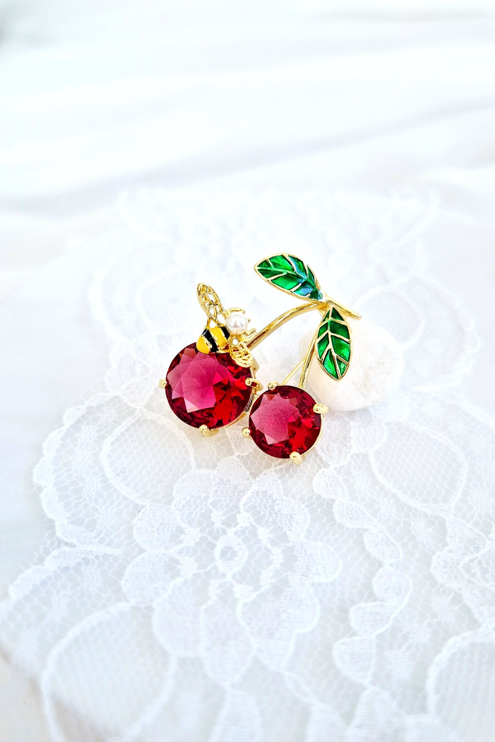Brosche Kirsche, Kirschen Brosche, Cherry Brooch, Broche cerise, Spilla ciliegia, Gold brooch, golden brooch, Goldene Brosche, Brosche, Brooch, Broach, Broche, Spilla, broche dore, Rote Brosche, red cherry brooch, red brooch