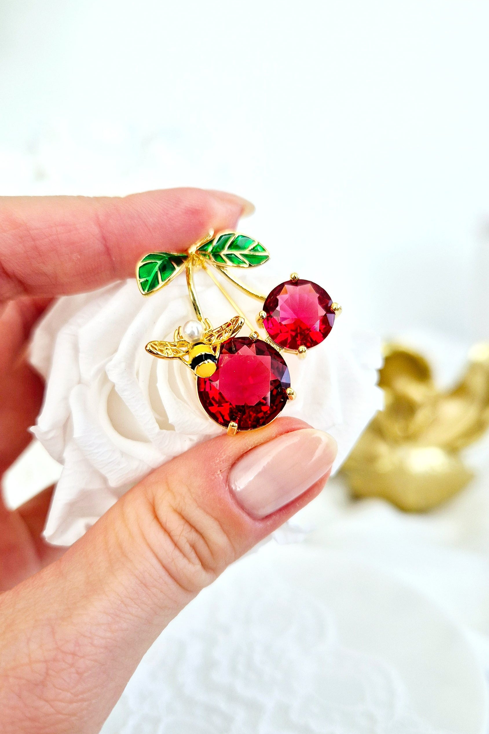 Brosche Kirsche, Kirschen Brosche, Cherry Brooch, Broche cerise, Spilla ciliegia, Gold brooch, golden brooch, Goldene Brosche, Brosche, Brooch, Broach, Broche, Spilla, broche dore, Rote Brosche, red cherry brooch, red brooch
