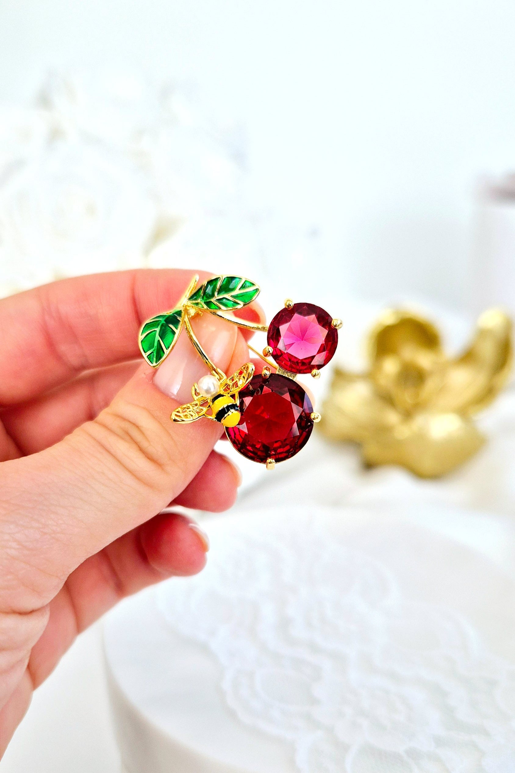 Brosche Kirsche, Kirschen Brosche, Cherry Brooch, Broche cerise, Spilla ciliegia, Gold brooch, golden brooch, Goldene Brosche, Brosche, Brooch, Broach, Broche, Spilla, broche dore, Rote Brosche, red cherry brooch, red brooch