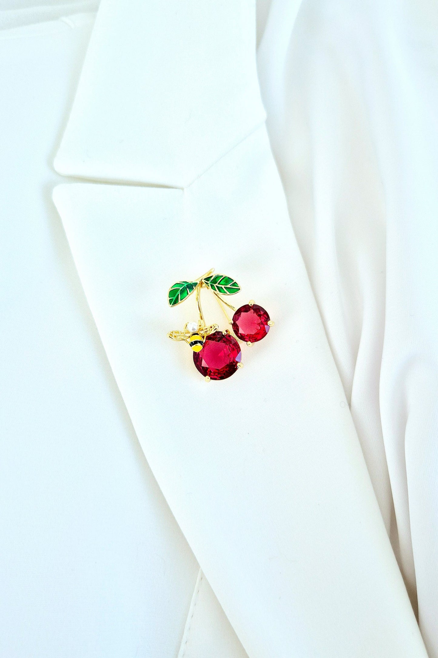 Brosche Kirsche, Kirschen Brosche, Cherry Brooch, Broche cerise, Spilla ciliegia, Gold brooch, golden brooch, Goldene Brosche, Brosche, Brooch, Broach, Broche, Spilla, broche dore, Rote Brosche, red cherry brooch, red brooch