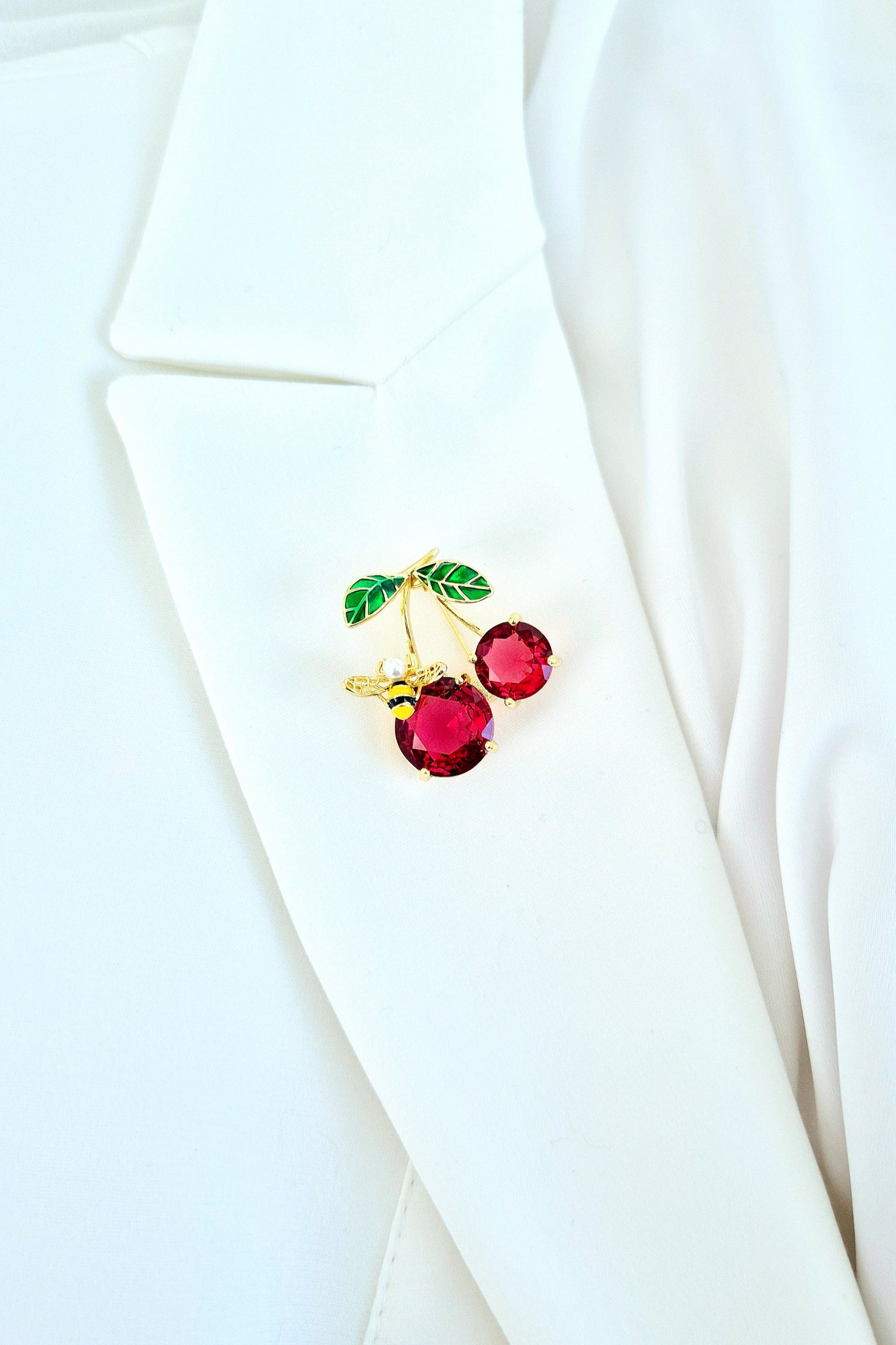 Brosche Kirsche, Kirschen Brosche, Cherry Brooch, Broche cerise, Spilla ciliegia, Gold brooch, golden brooch, Goldene Brosche, Brosche, Brooch, Broach, Broche, Spilla, broche dore, Rote Brosche, red cherry brooch, red brooch