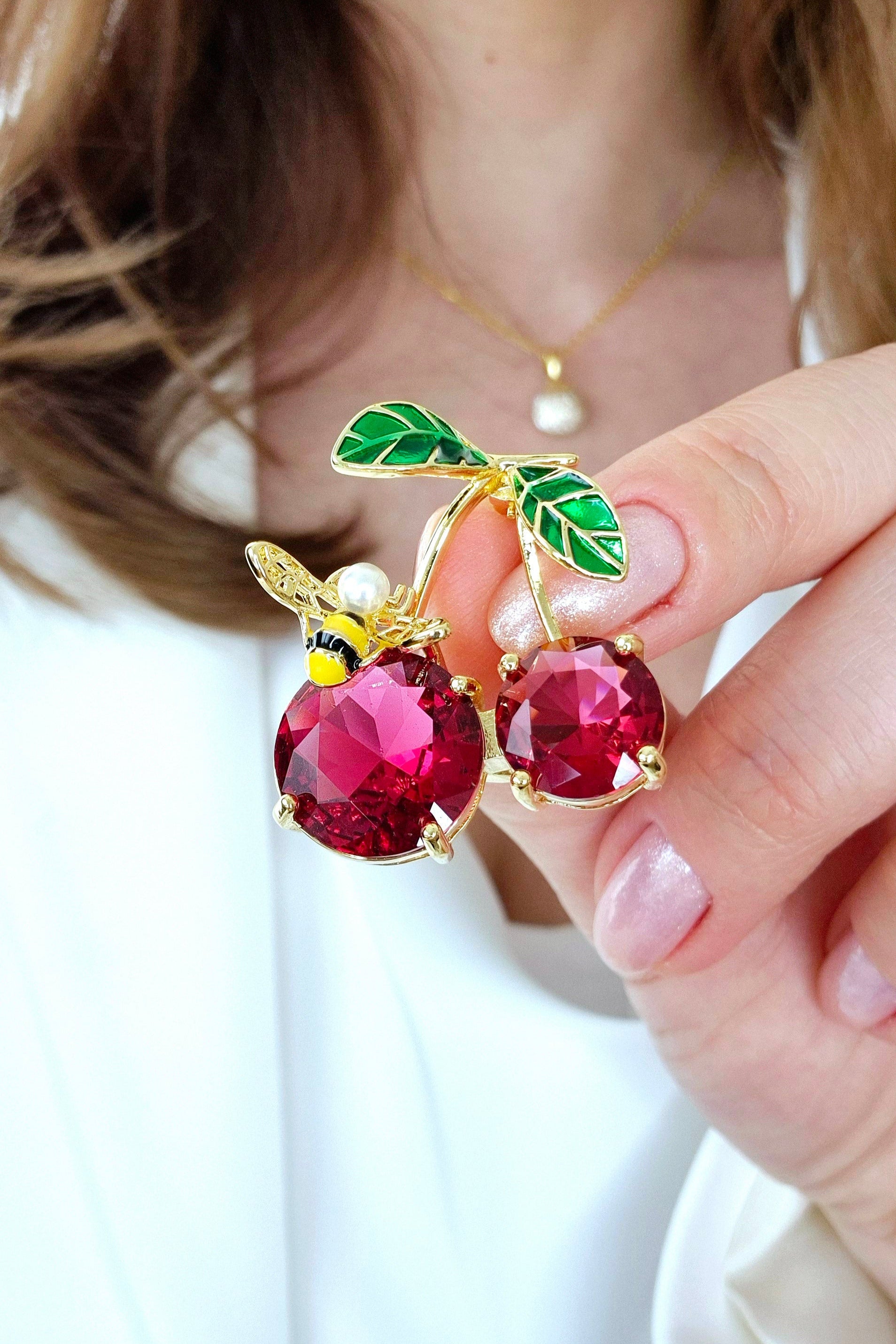 Brosche Kirsche, Kirschen Brosche, Cherry Brooch, Broche cerise, Spilla ciliegia, Gold brooch, golden brooch, Goldene Brosche, Brosche, Brooch, Broach, Broche, Spilla, broche dore, Rote Brosche, red cherry brooch, red brooch
