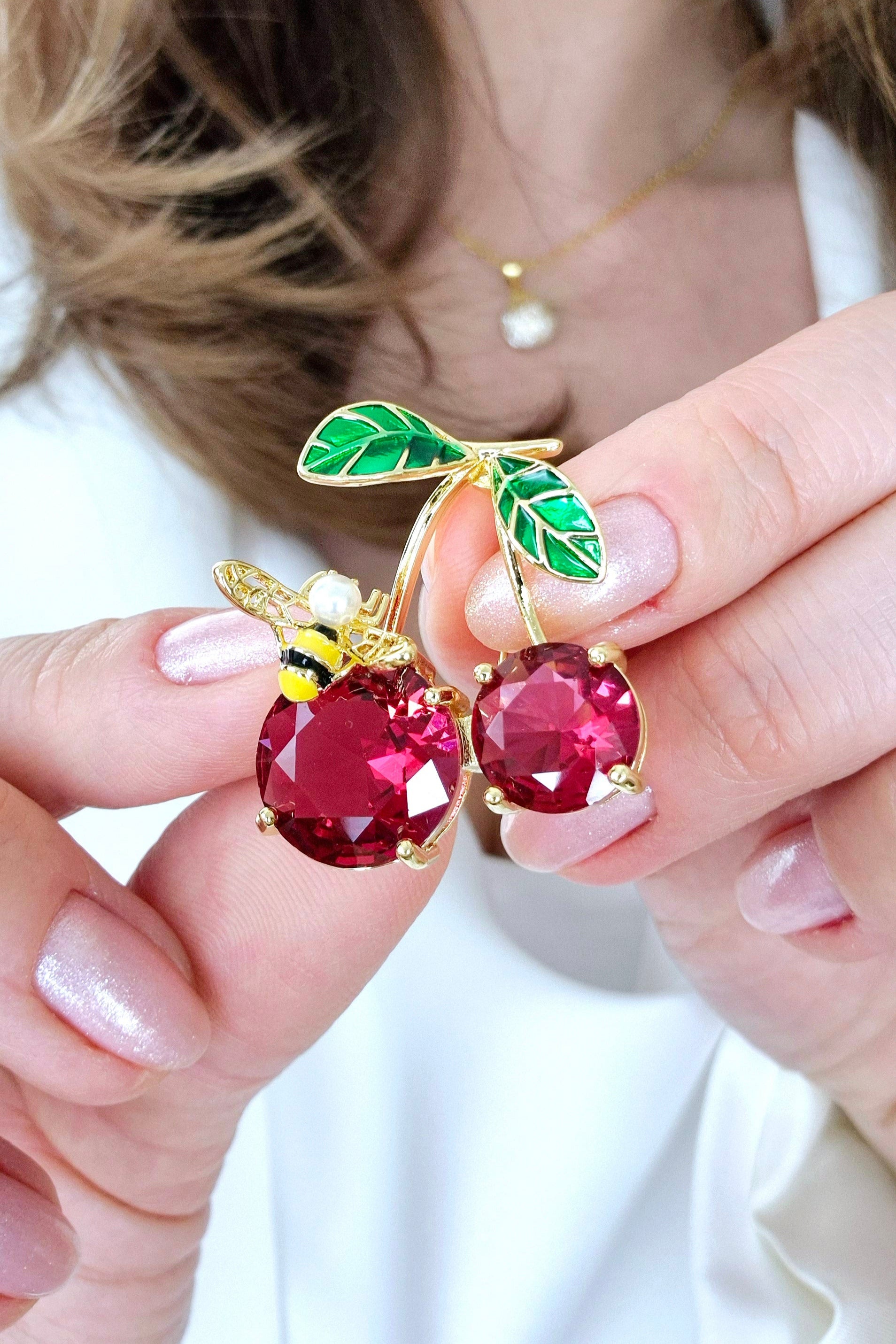Brosche Kirsche, Kirschen Brosche, Cherry Brooch, Broche cerise, Spilla ciliegia, Gold brooch, golden brooch, Goldene Brosche, Brosche, Brooch, Broach, Broche, Spilla, broche dore, Rote Brosche, red cherry brooch, red brooch