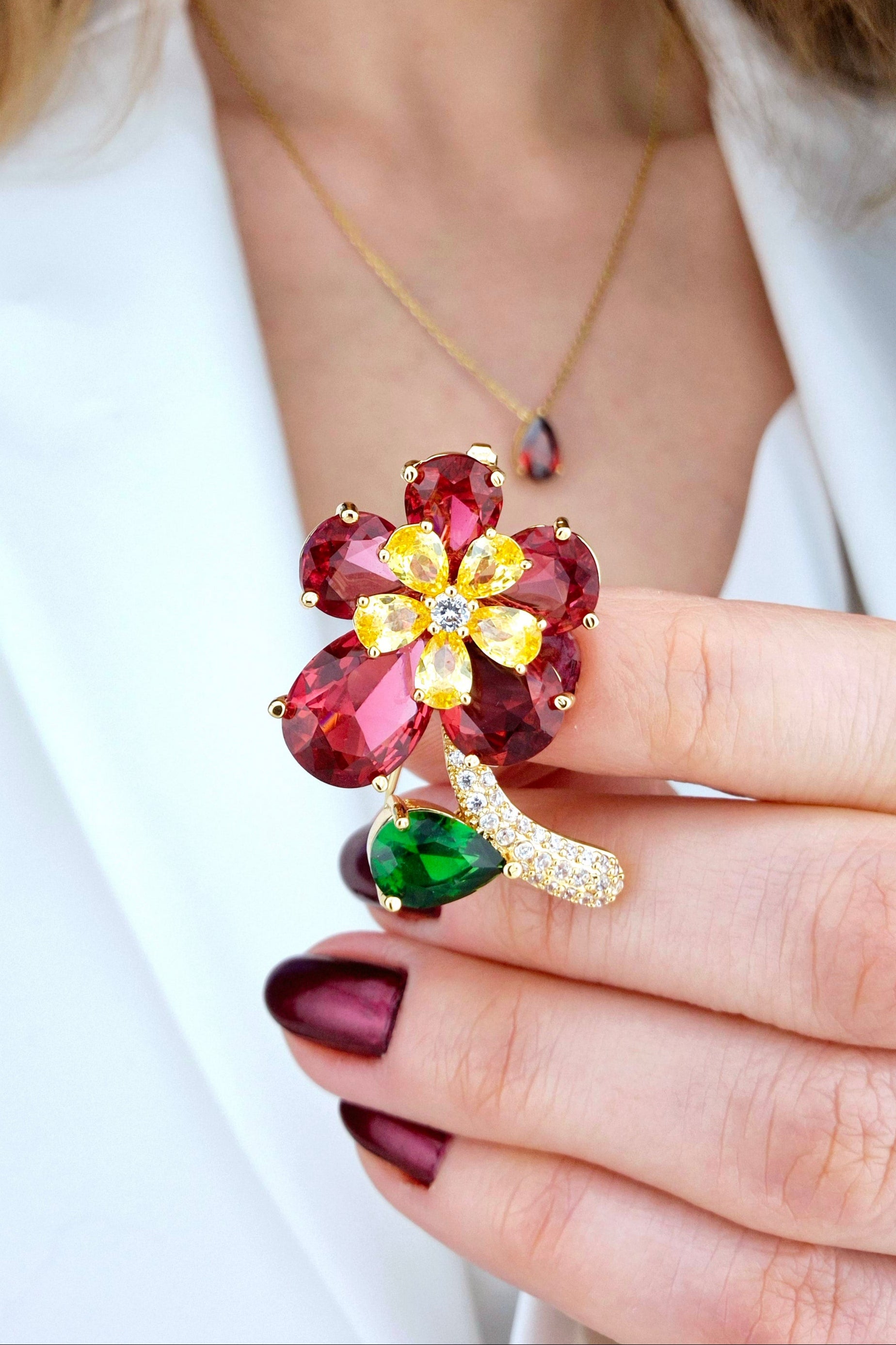 Brosche Rote Blume, goldene Brosche, red flower brooch, golden brooch, broche en or, broche fleur, broche rouge, rote Brosche, red brooch, Brosche, brooch, broach, broche, Blumen Brosche