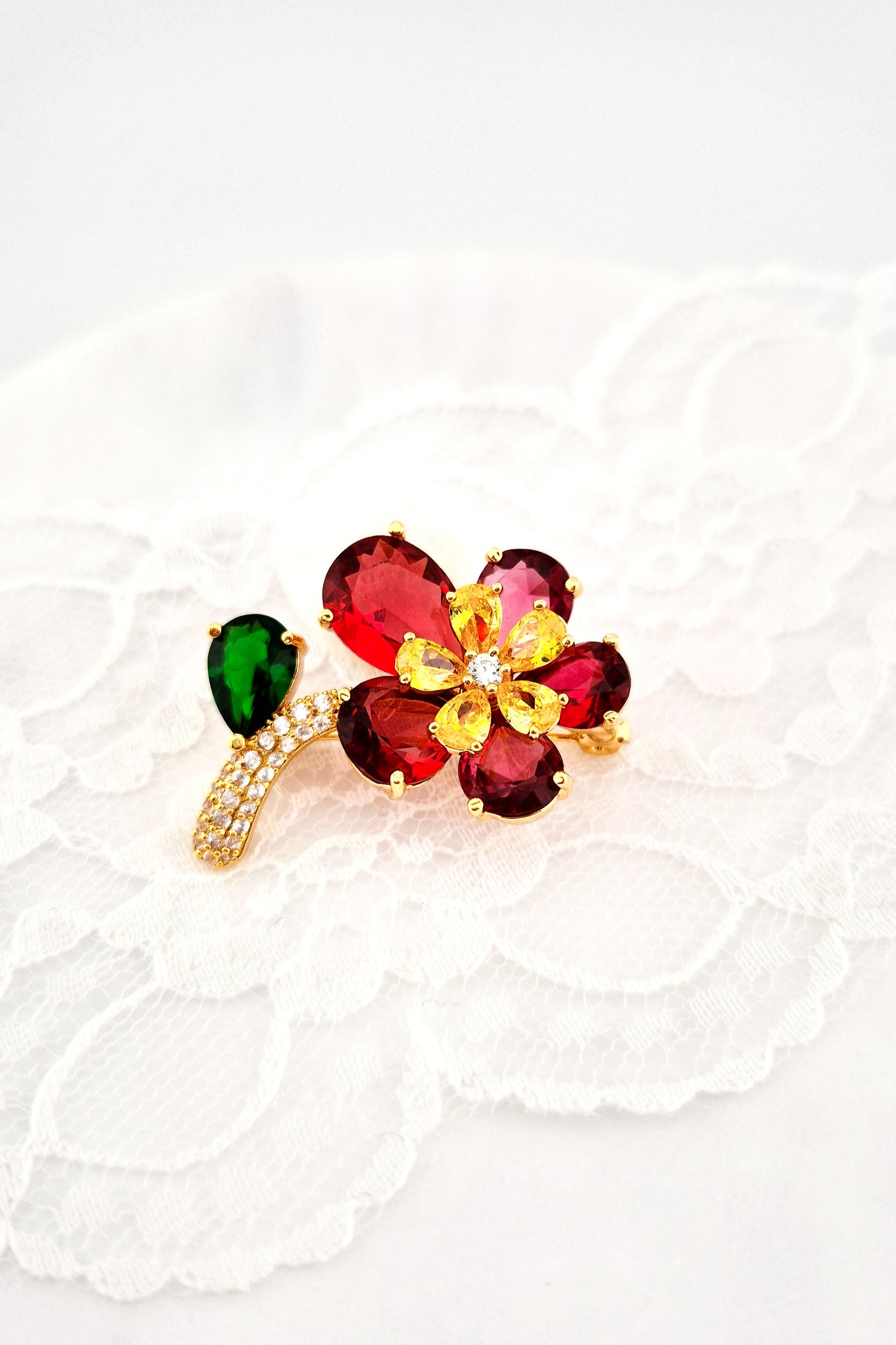 Brosche Rote Blume, goldene Brosche, red flower brooch, golden brooch, broche en or, broche fleur, broche rouge, rote Brosche, red brooch, Brosche, brooch, broach, broche, Blumen Brosche 