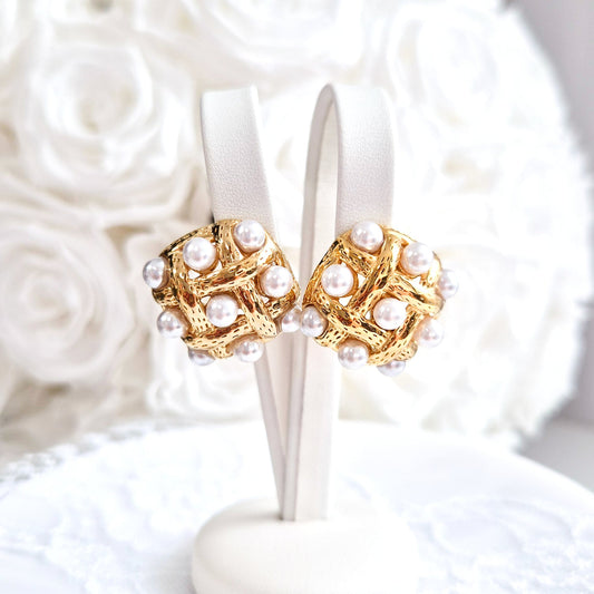 Golden Earrings with tiny white pearls, goldene Ohrringe, Ohrstecker, golden stud earrings