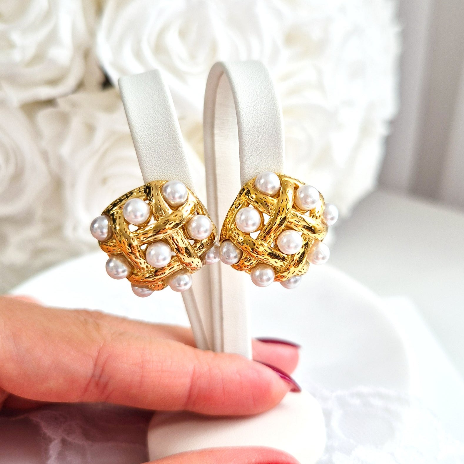 Golden Earrings with tiny white pearls, goldene Ohrringe, Ohrstecker, golden stud earrings