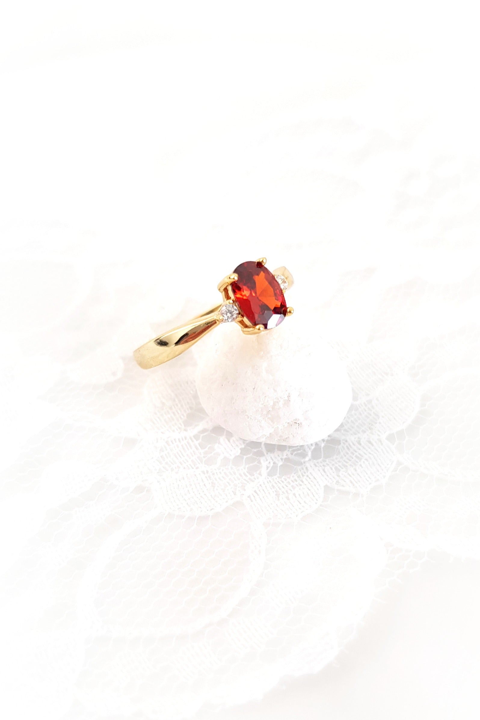 Roter Granat Ring, red garnet Ring, roter Ring, gold Ring, Damenring, Fingerring, goldener Ring, Granat Ring, Garnet Ring, ring for women, ring gift, ring jewelry, red ring, red stone ring, eleganter roter Granat Ring mit ovalem geschliffenen Stein in Krappenfassung mit weissen Zirkon Steinchen vergoldet