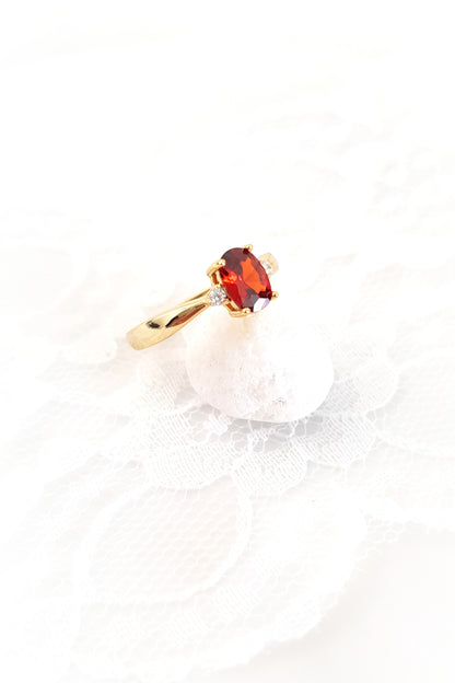 Roter Granat Ring, red garnet Ring, roter Ring, gold Ring, Damenring, Fingerring, goldener Ring, Granat Ring, Garnet Ring, ring for women, ring gift, ring jewelry, red ring, red stone ring, eleganter roter Granat Ring mit ovalem geschliffenen Stein in Krappenfassung mit weissen Zirkon Steinchen vergoldet