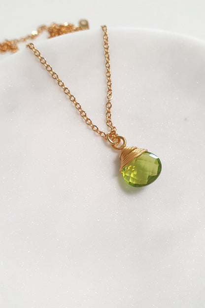 Peridot Anhänger Halskette, Peridot Halskette, Peridot Kette, Peridot necklace, grüner Peridot Edelstein anhänger drahtumwickelter Schmuck Halskette mit Peridot Anhänger in Tropfenform goldene Halskette