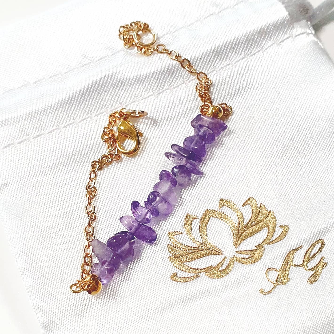 Amethyst Armband, Peridot Armband, Amethyst Bracelet, Peridot Bracelet, Peridot und Amethyst Edelstein Armkette gold mit 4 cm langer Steinchenreihe aus lila Amethyst Edelstein eleganter Stil