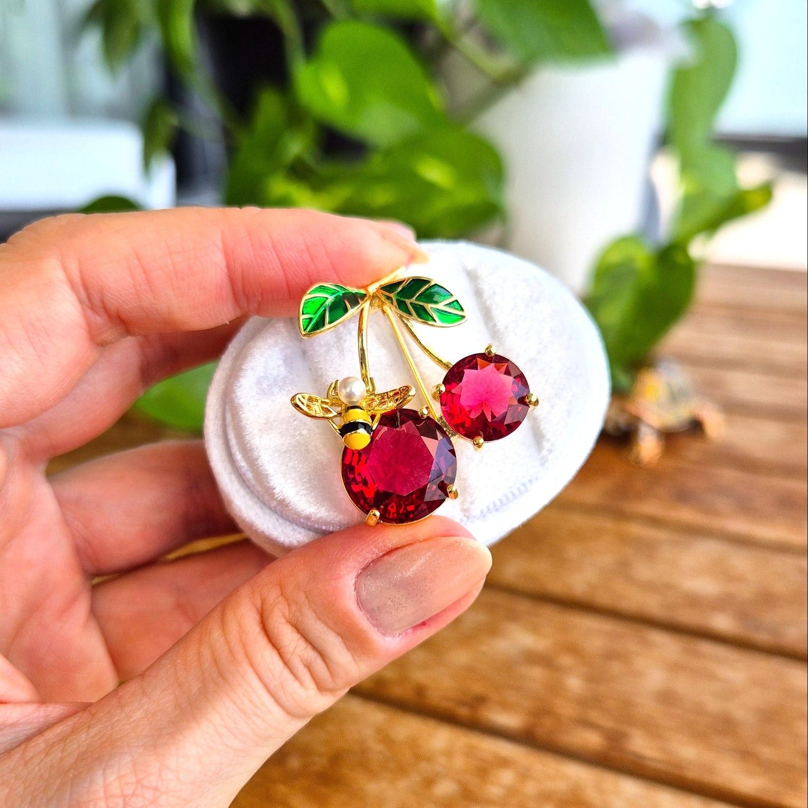 Brosche Kirsche, Kirschen Brosche, Cherry Brooch, red broach, Broche cerise, Spilla ciliegia, Gold brooch, golden brooch, Goldene Brosche, Brosche, Brooch, Broach, Broche, Spilla, broche dore, Rote Brosche,  red brooch, for women, Schmuck, Jewelry, jewellery, gioielli, bijou, bijoux