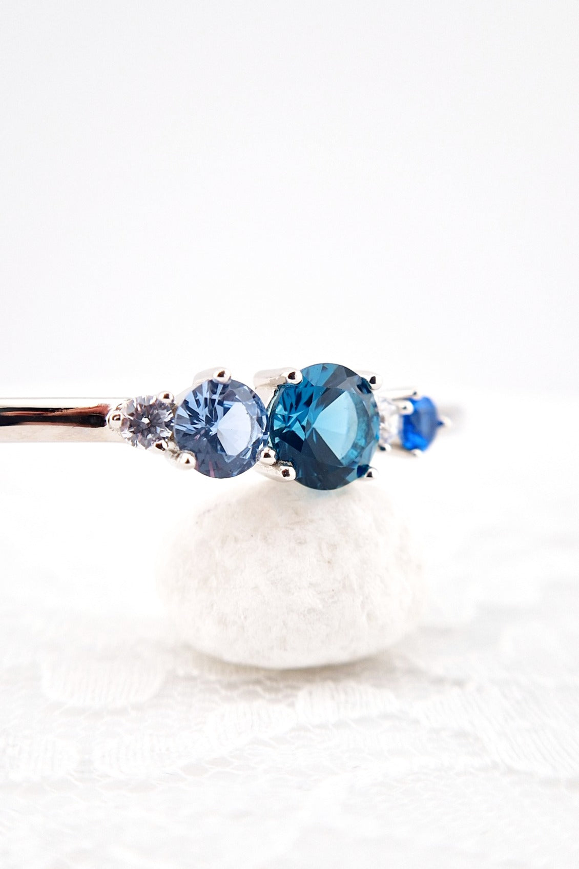 Armreifen mit blauen Edelsteinen, Silber Armreifen mit blauen Edelsteinen - blue gemstone bracelet, topaz bangle, Silber Schmuck mit Aquamarin, Saphir, Topas, London Blue Topaz Bracelet