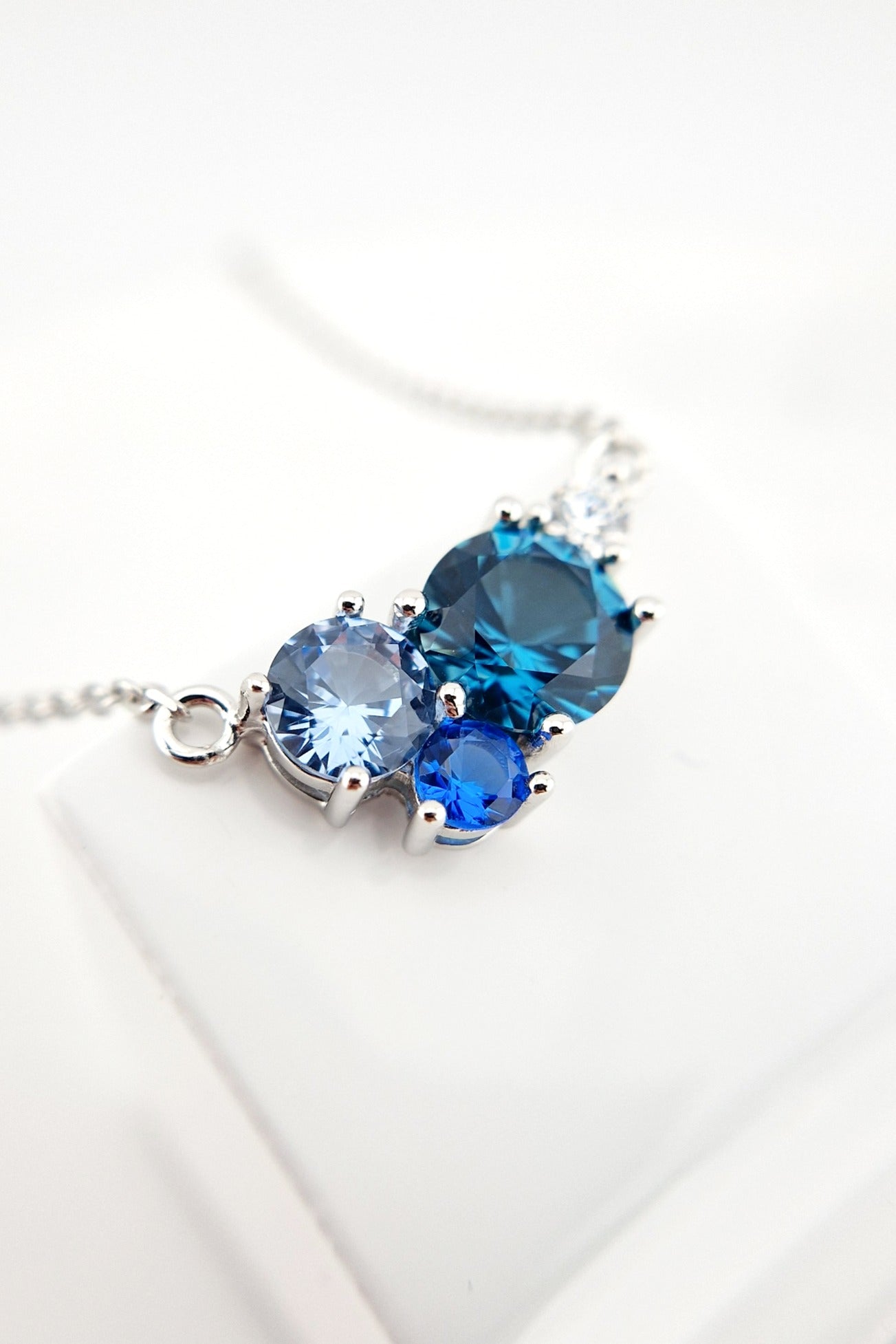 Blau Topas Kette, London Blue Topaz Necklace, Silber Halskette mit Blautopas, Aquamarin und blauem Saphir Edelstein, Edelstein Kette Silber