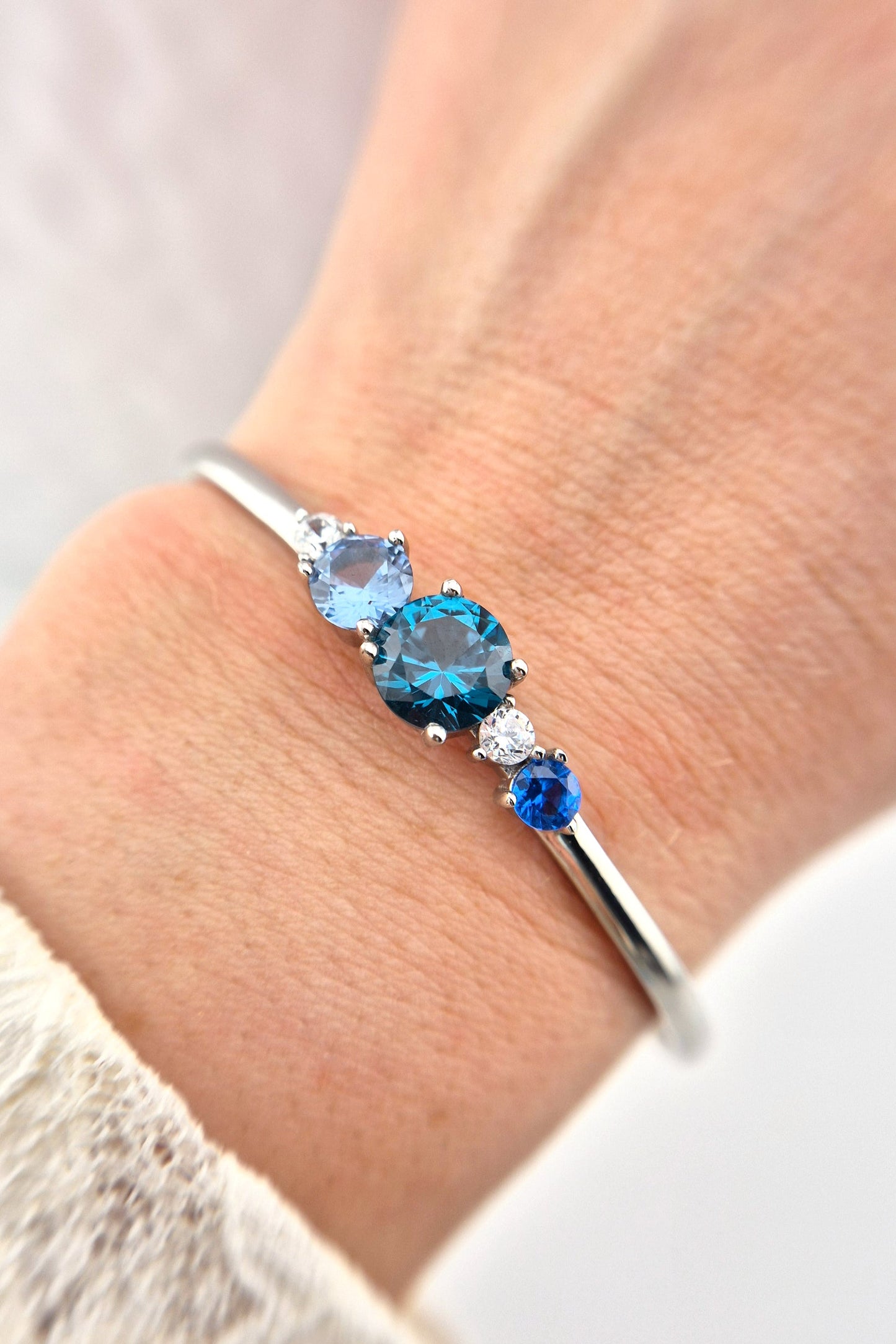 London Blue Topaz Bracelet, Silber Armreifen, Silber Armband, Topaz bangle, Armreifen mit blauen Edelsteinen, Silber Armreifen mit blauen Edelsteinen. blue gemstone bracelet, topaz bracelet, Silber Schmuck, Aquamarin, Saphir, Topas, Schmuck, jewelry, jewellery, bracelet, bracciale