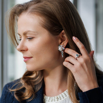 Luxuriöse-Ohrringe, elegantes weibliches MOdel mit wunderschönen grossen Perlen Ohrringen, Moosachat Ring und elegant gekleidet, Luxury-earrings, boucles-doreilles, orecchini, affordable luxury jewelry