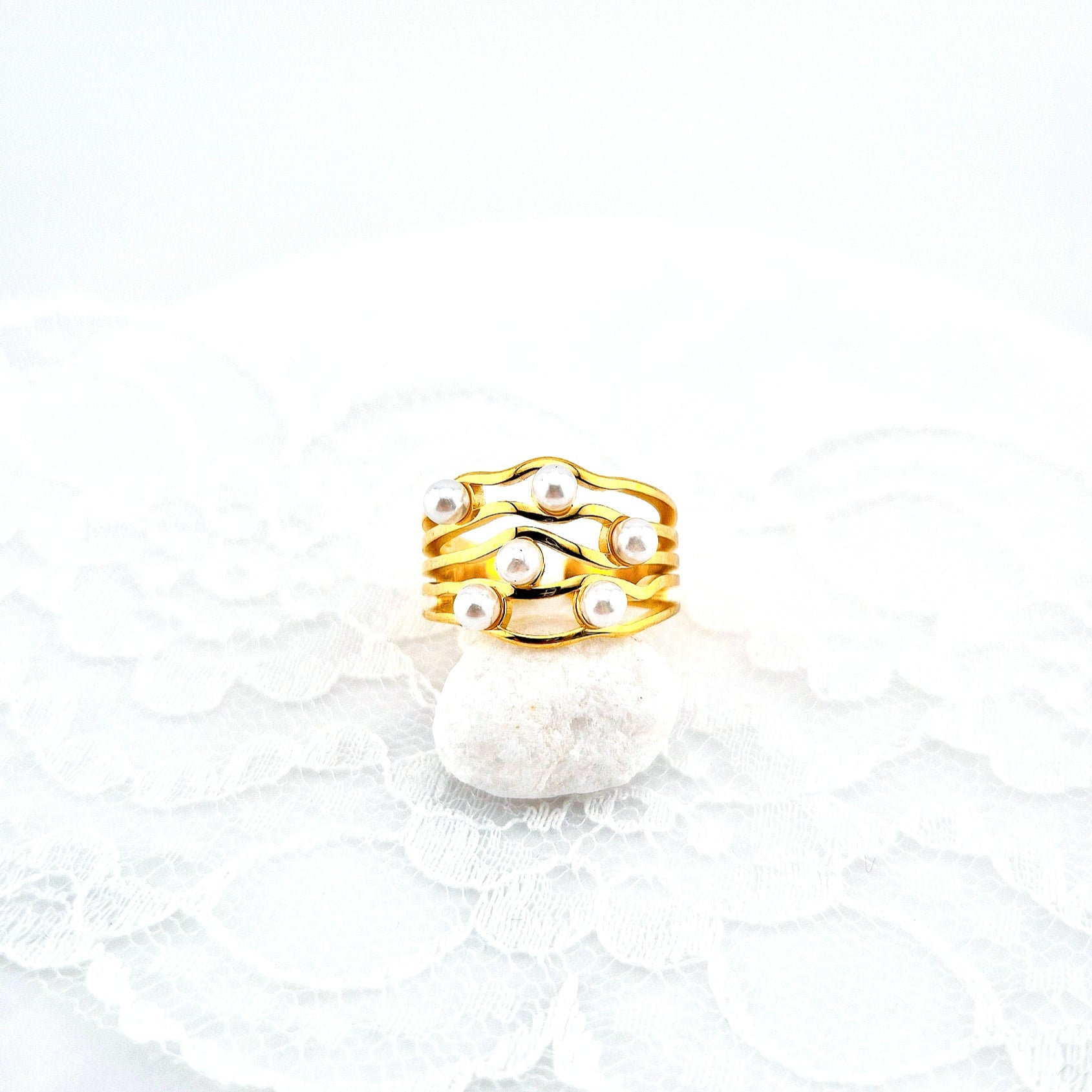Goldener ring, golden ring, minimalistischer Ring, minimalist ring, Perlenring, pearl ring, bague doree, bague minimalist, edelstahl ring vergoldet, Edelstahlring, stainless steel ring, gold ring with pearls, gold ring