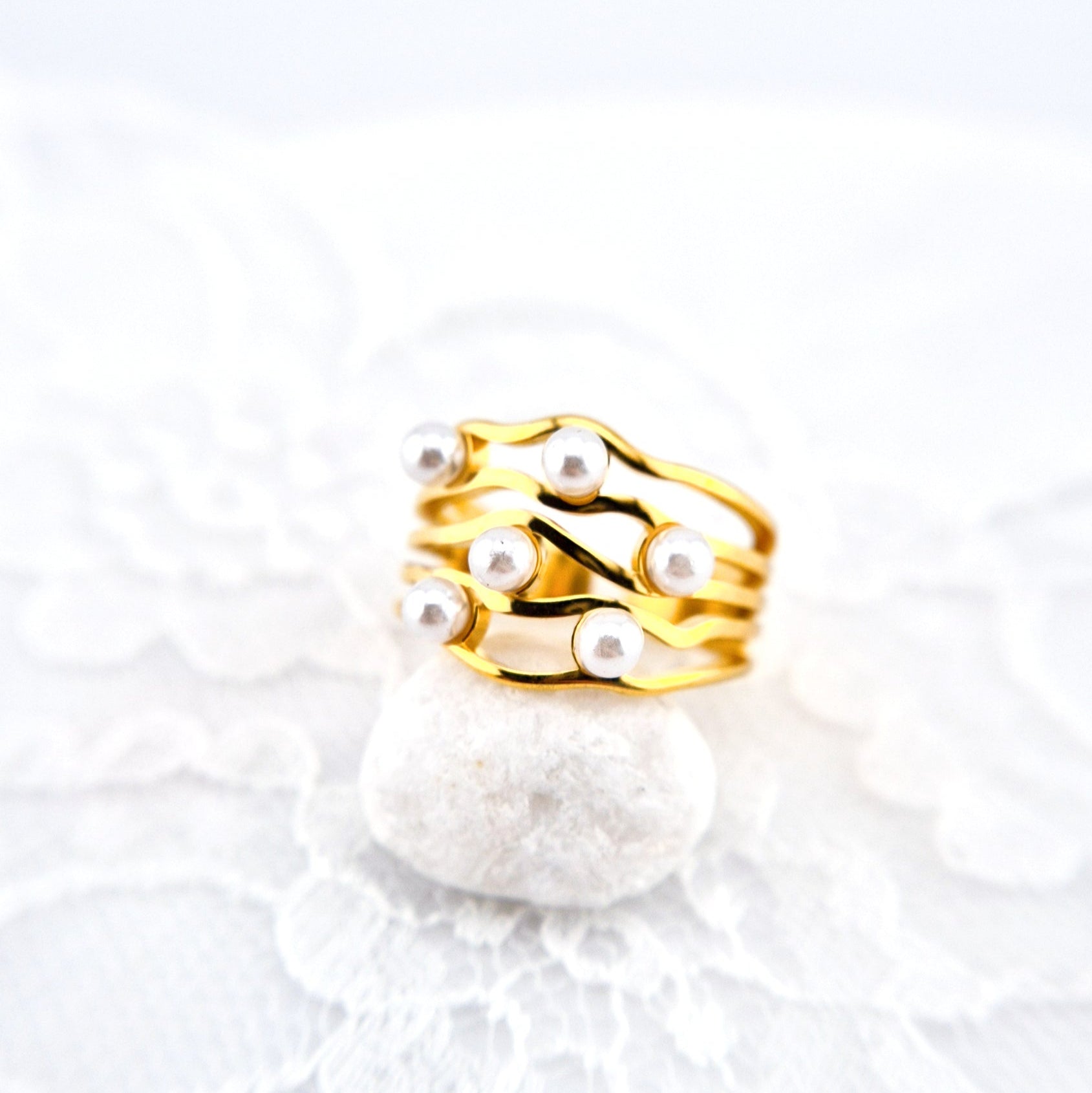 Goldener ring, golden ring, minimalistischer Ring, minimalist ring, Perlenring, pearl ring, bague doree, bague minimalist, edelstahl ring vergoldet, Edelstahlring, stainless steel ring, gold ring with pearls, gold ring