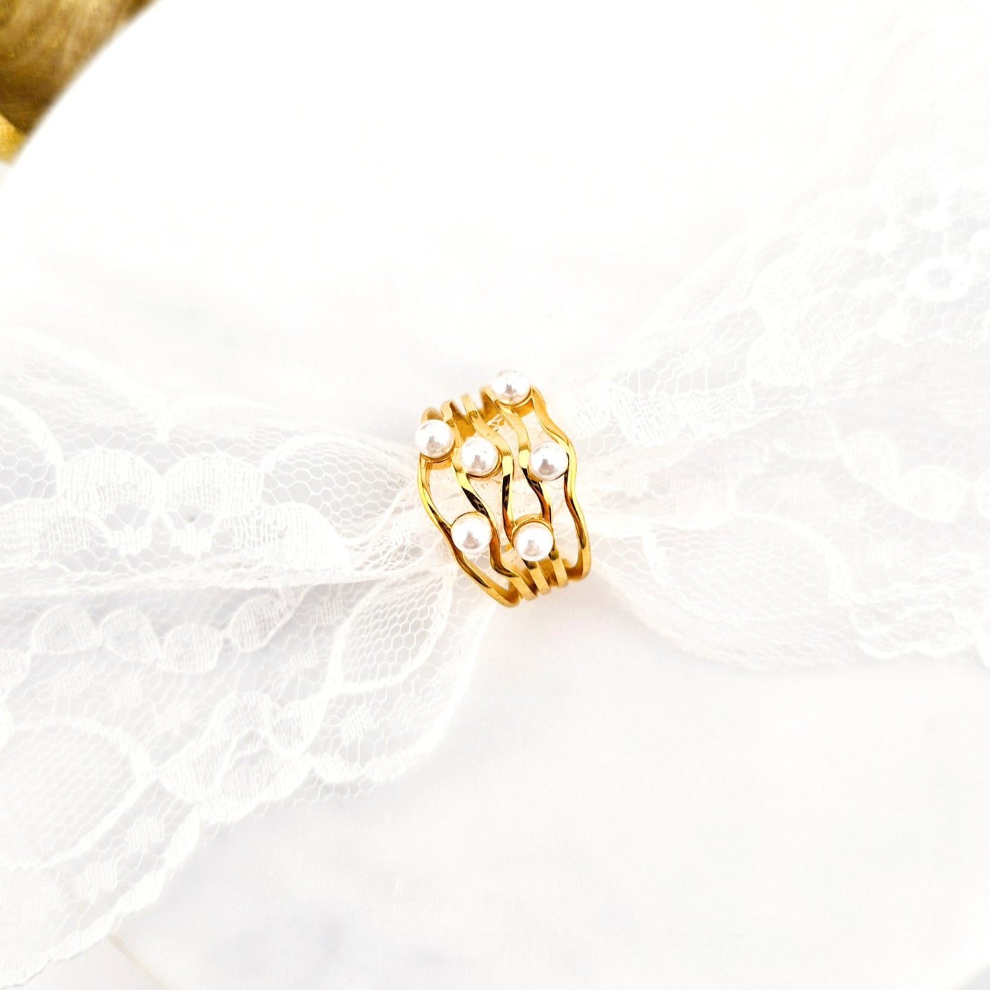 Goldener ring, golden ring, minimalistischer Ring, minimalist ring, Perlenring, pearl ring, bague doree, bague minimalist, edelstahl ring vergoldet, Edelstahlring, stainless steel ring, gold ring with pearls, gold ring