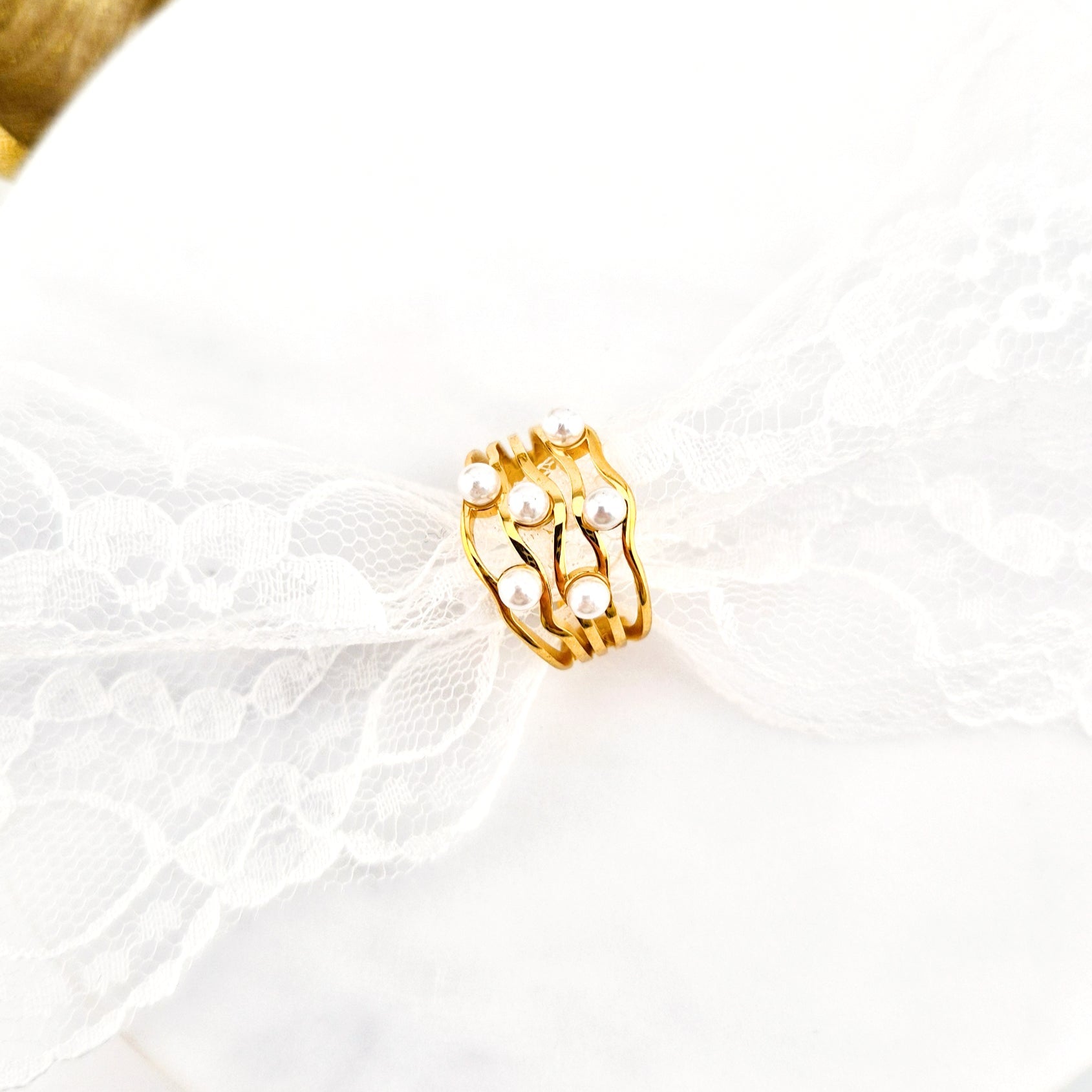 Goldener ring, golden ring, minimalistischer Ring, minimalist ring, Perlenring, pearl ring, bague doree, bague minimalist, edelstahl ring vergoldet, Edelstahlring, stainless steel ring, gold ring with pearls, gold ring