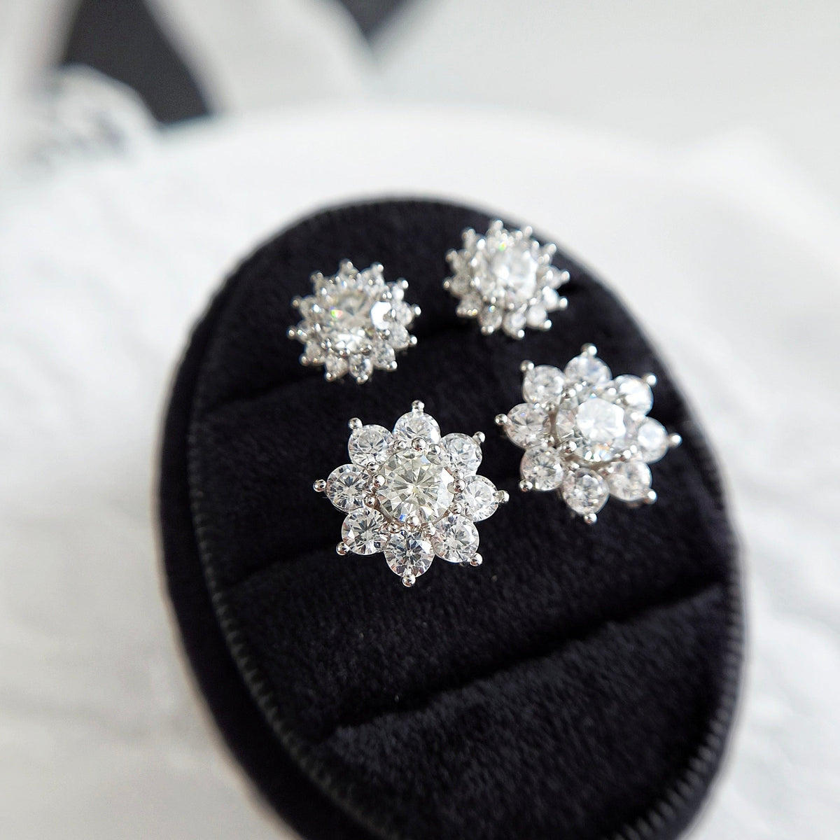 Moissanite earrings, Moissanit ohrringe, Moissanit Ohrstecker, studs, stud earrings, silver earrings, Ohrringe, Ohrstecker, Silber Ohrringe, Damenohrringe, Silberschmuck, silver jewelry, 925 sterling silver jewellery, gioielli, bijou, accessoire, bridal earrings, wedding earrings, hochzeitsschmuck, Schmuck, Diamant Ohrringe, Diamond Earrings, lab grown diamond jewelry