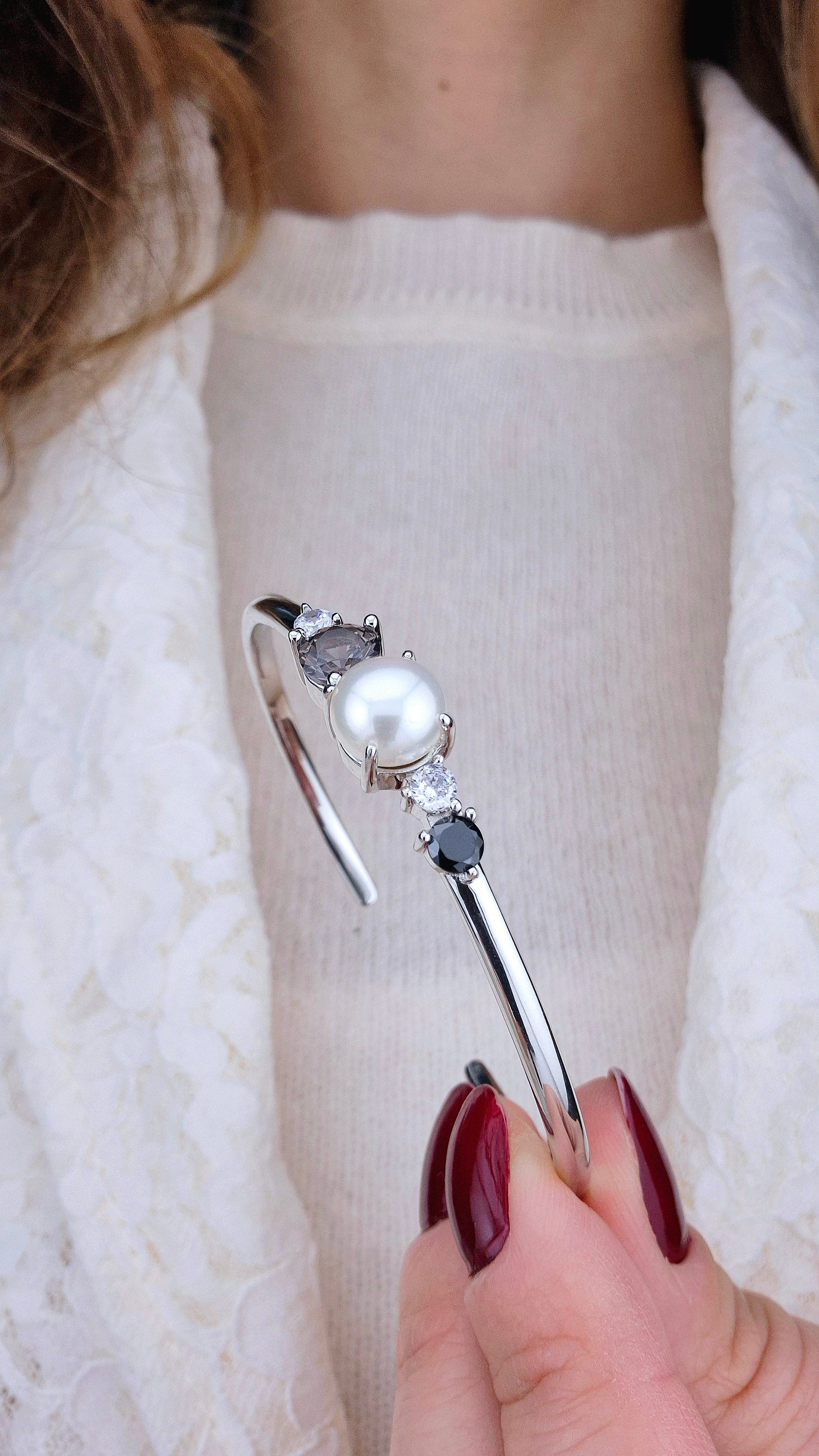 Pearl bangle, pearl bracelet, Perlen Armreif, Silber Armreif, Schmuck Schweiz, Grey pearl bracelet, black pearl bracelet, white pearl bracelet, elegant jewelry shop, swiss jewelry shop, Edelstein Schmuck Schweiz, Silver Bangle, Silver bracelet, Armreif, Bangle