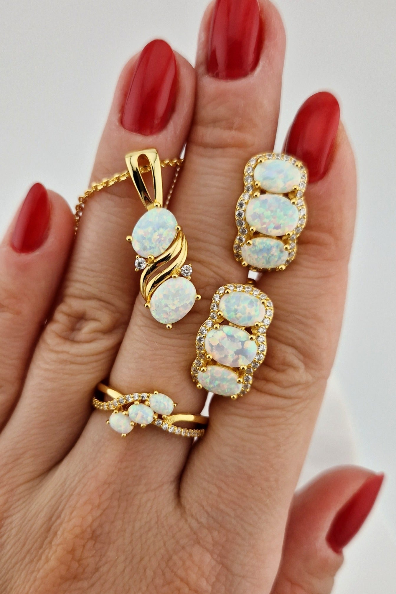 Weiss Opal Ohrringe, Creolen, Opal Ohrringe, White Opal earrings, Opal Earrings, hoop earrings, goldene Ohrringe, Ohrringe mit weissen Steinen, golden Earrings, earrings with white stones, earrings, Ohrringe, boucles d oreilles opale