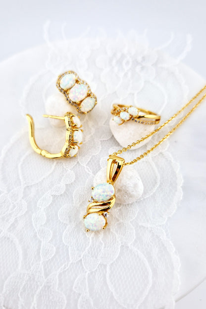 Opal Schmuckset, opal jewelry set, set be bijoux opale, Weiss Opal Schmuckset, Opal Schmuckset, White Opal jewelry set, Opal jewelry set, Opal Schmuck, Opal Jewelry, Opal earrings, Opal Ohrringe, goldene Ohrringe, Gold earrings, golden earrings, Opal ring, Opal necklace, Opal pendant necklace, Opal Halskette, Opal Kette, goldener Schmuck, gold jewelry