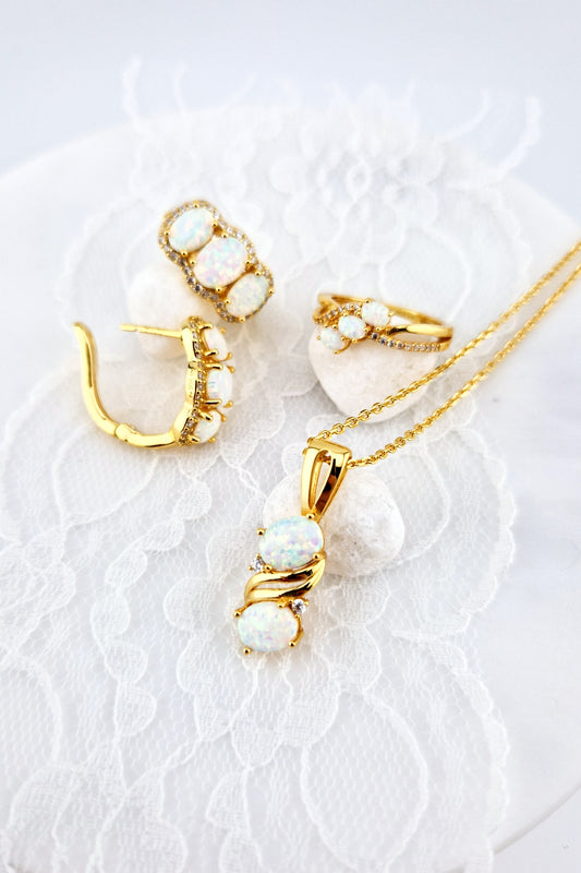 Opal Schmuckset, opal jewelry set, set be bijoux opale, Weiss Opal Schmuckset, Opal Schmuckset, White Opal jewelry set, Opal jewelry set, Opal Schmuck, Opal Jewelry, Opal earrings, Opal Ohrringe, goldene Ohrringe, Gold earrings, golden earrings, Opal ring, Opal necklace, Opal pendant necklace, Opal Halskette, Opal Kette, goldener Schmuck, gold jewelry