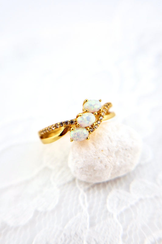 Weiss Opal Ring, Opal Ring, Ring, White Opal Ring, Opal Ring, golden Ring, three stone ring, gold Ring, Fingerring, Damenring, GOldener Ring, Ring mit Edelstein, Ring mit weissen Steinchen, white tone ring, ring with white stones, Gemstone Ring, Edelstein Ring Opal , bague opale