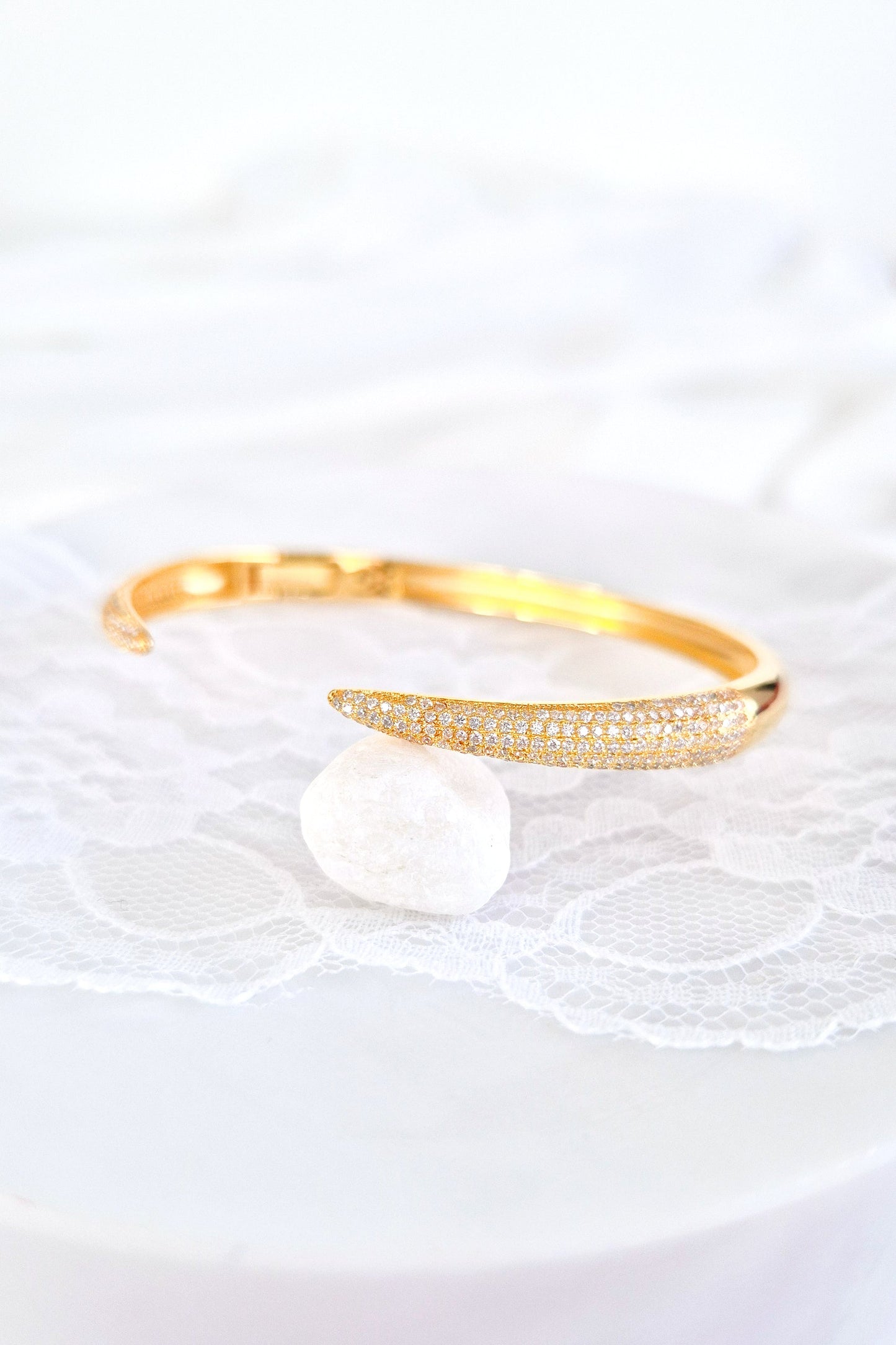 Pave Armreif, Pave bangel, bracelet pave, bracciale pave, gold bangle, claw bangle, gold armreif, goldener armreif, Krallen Armreif, bracelet dore, bracciale dorato, elegant bangle, eleganter armreif, Armreif, Bangle, bracelet, bracciale, bracelet