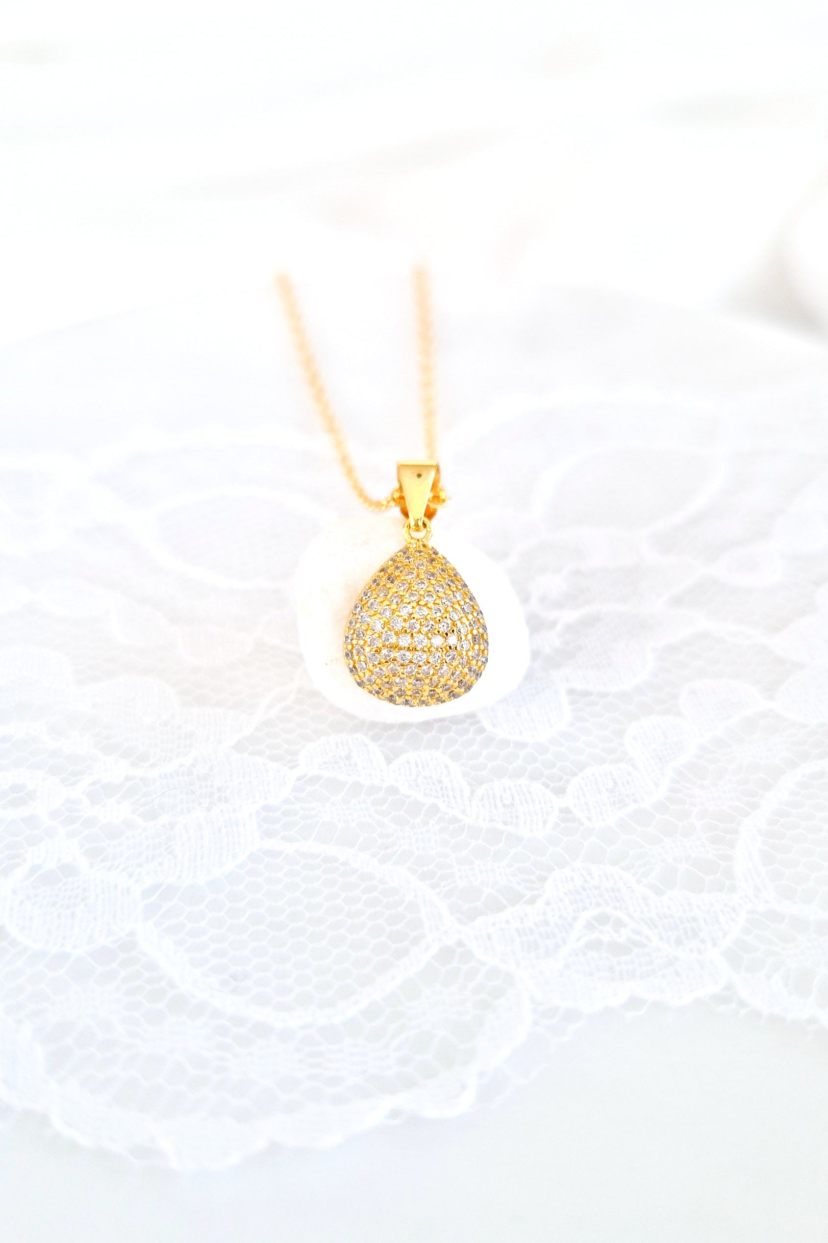 Pave Halskette, Pavé Necklace, Collana Pave, Collier Pavé, goldene Halskette mit Anhänger, golden Necklace, golden pendant ecklace, Anhänger Halskette Gold Kette Damen, minimalistische Halskette, Goldanhänger Kette, Halskette, necklace, pendant necklace, collana, collier